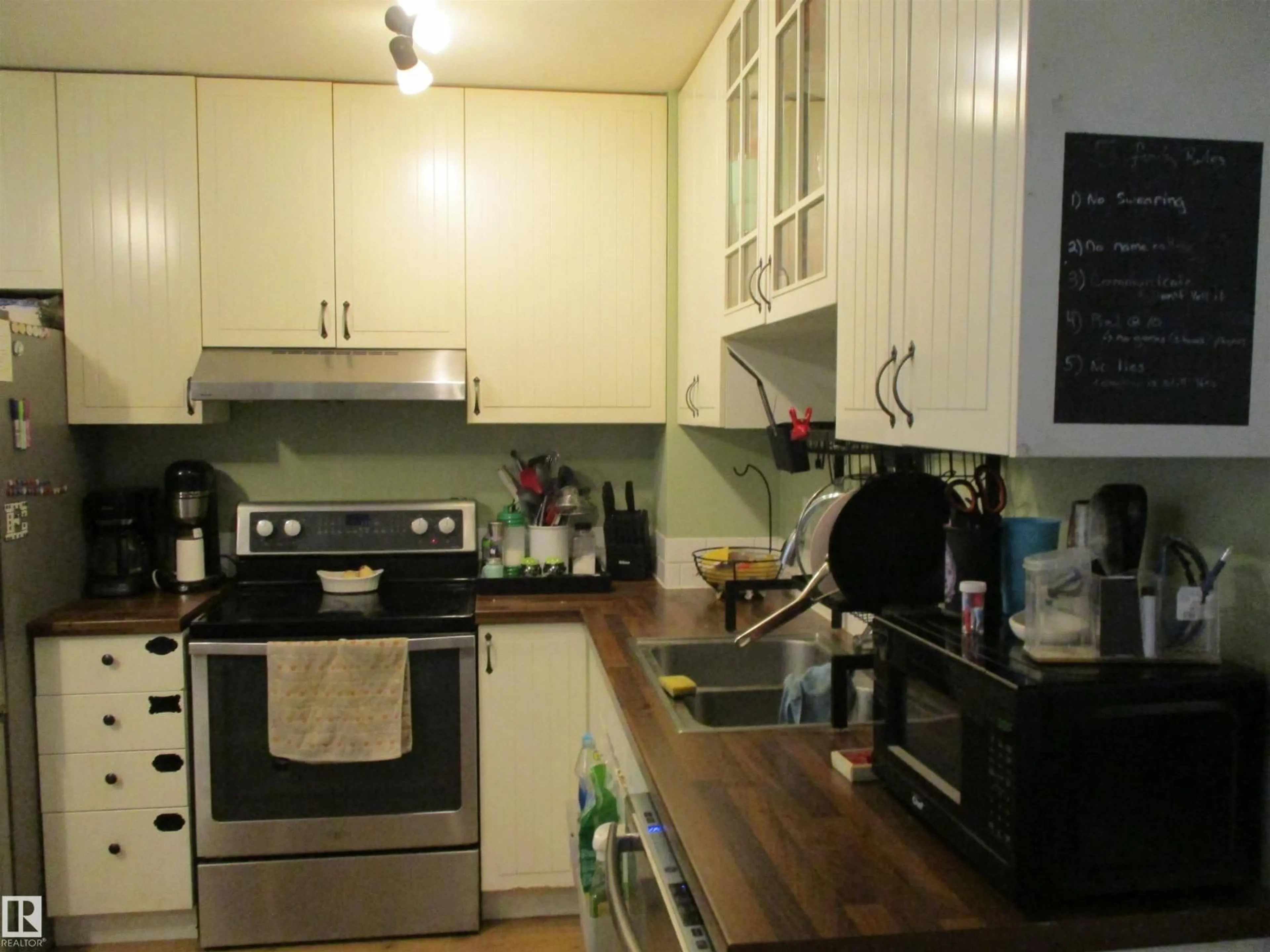 Standard kitchen, wood/laminate floor for 67 13833 30 ST NW, Edmonton Alberta T5Y2B2