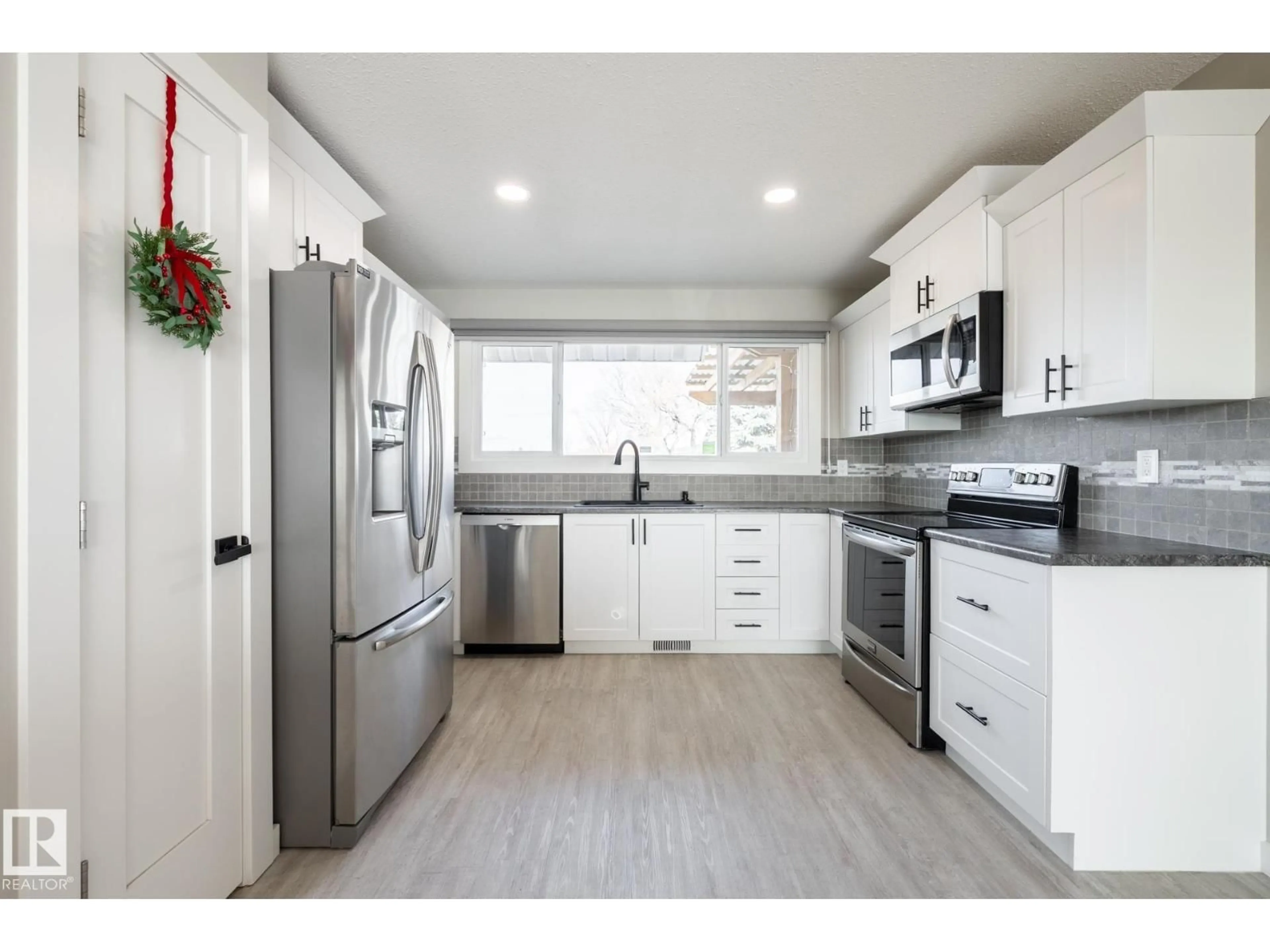 Open concept kitchen, unknown for 5360 36 AV, Wetaskiwin Alberta T9A2L9