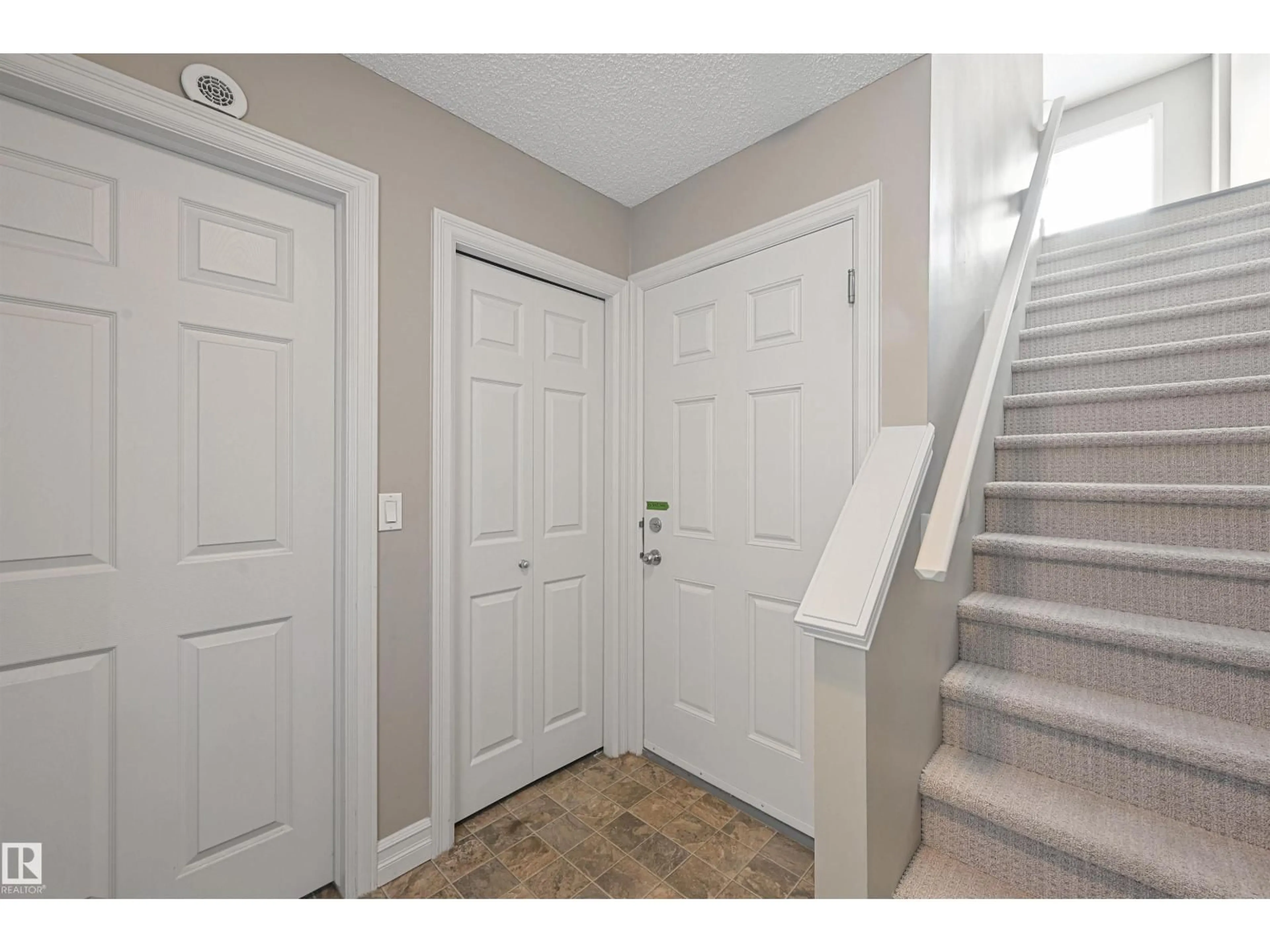 Indoor entryway for 137 2336 ASPEN TR, Sherwood Park Alberta T8H0J1