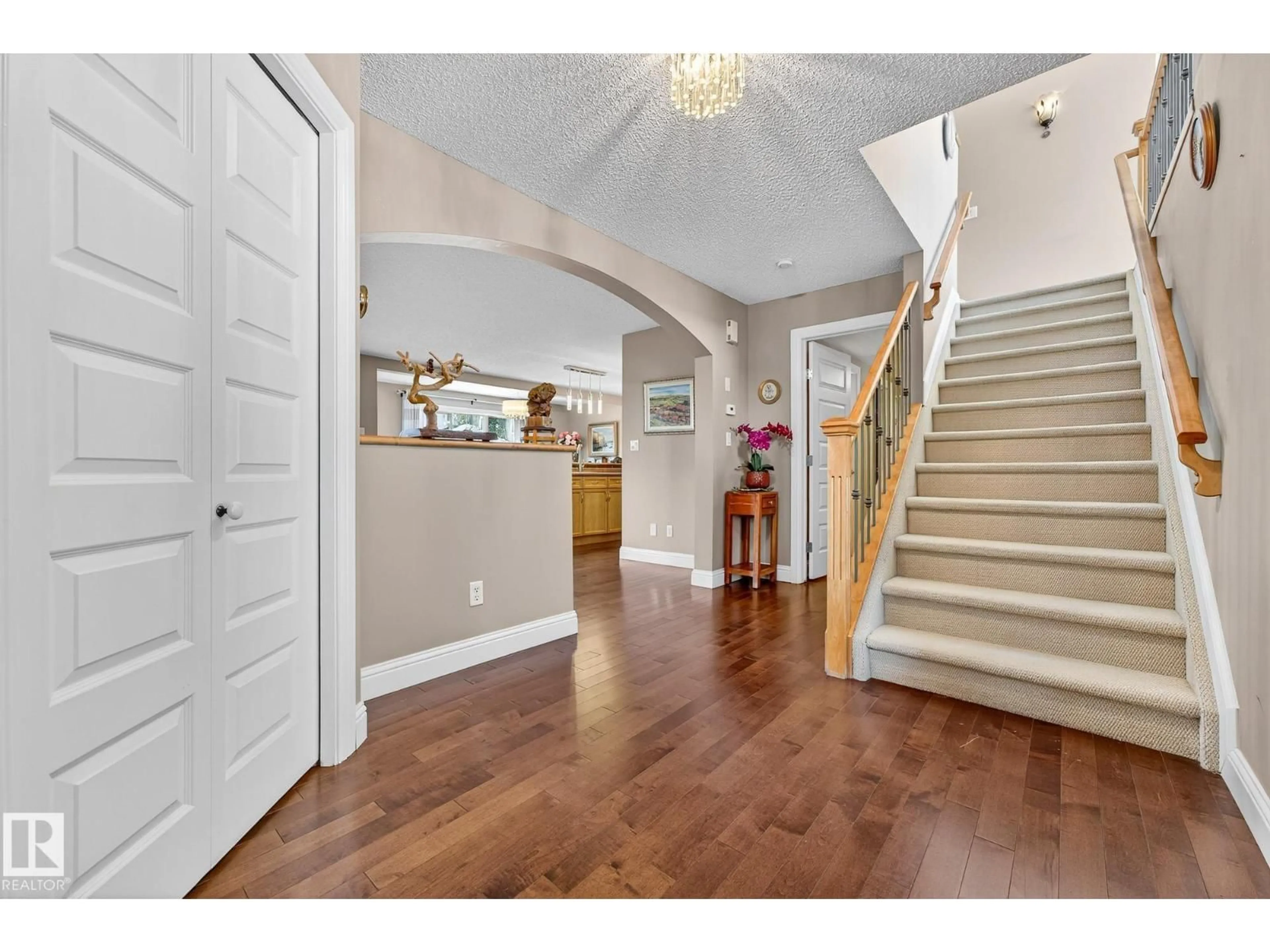 Indoor entryway for 8429 SLOANE CR, Edmonton Alberta T6R0L3