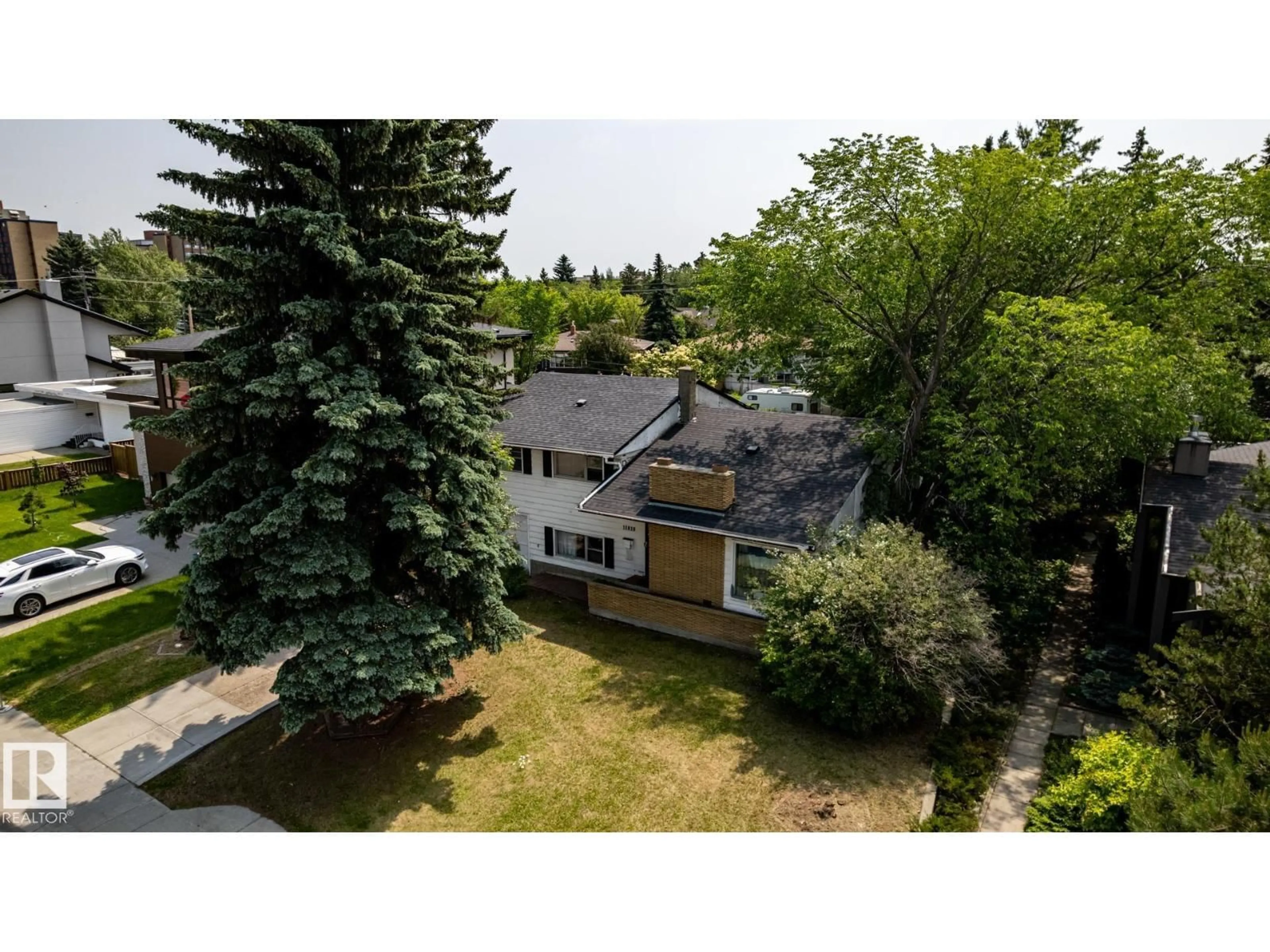 A pic from outside/outdoor area/front of a property/back of a property/a pic from drone, unknown for 11819 87 AV, Edmonton Alberta T6G0Y5