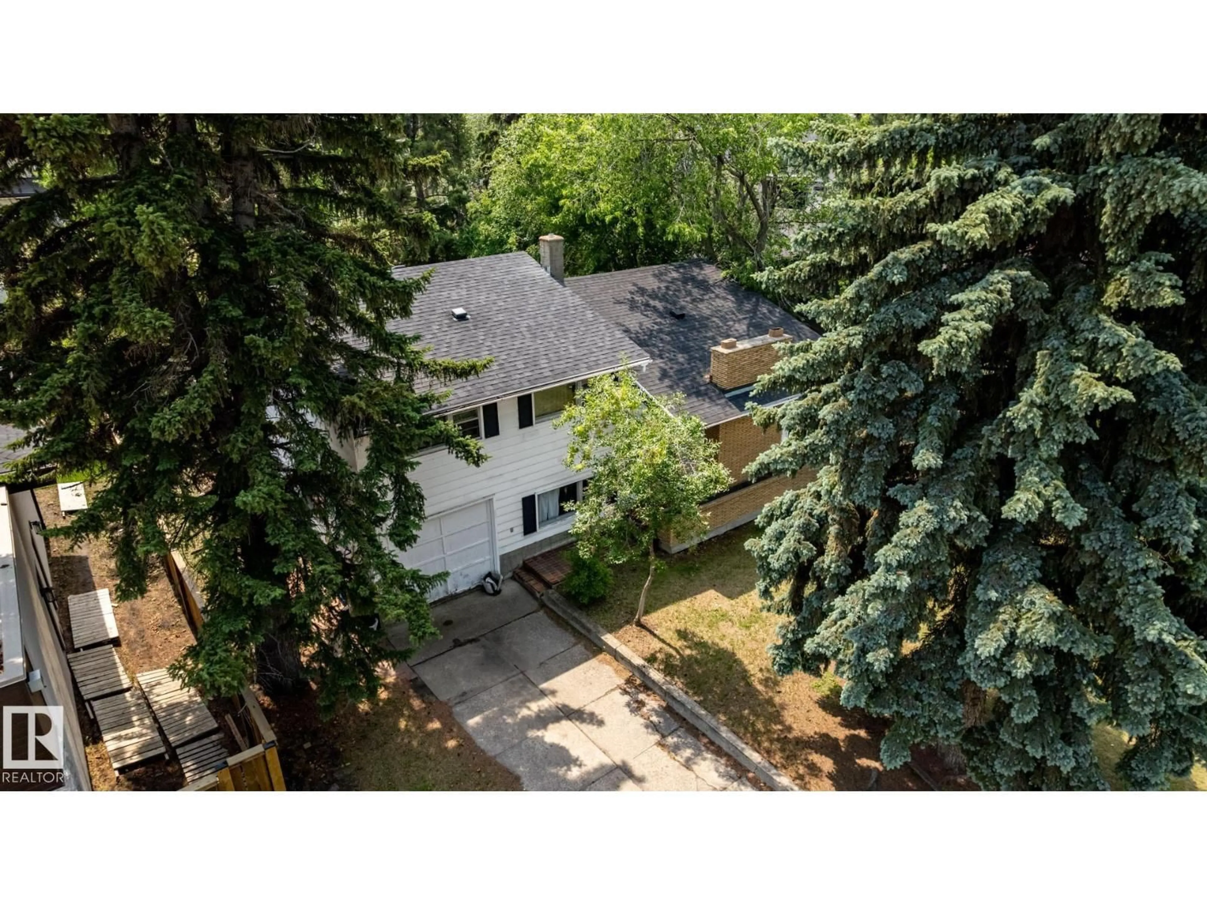 A pic from outside/outdoor area/front of a property/back of a property/a pic from drone, unknown for 11819 87 AV, Edmonton Alberta T6G0Y5