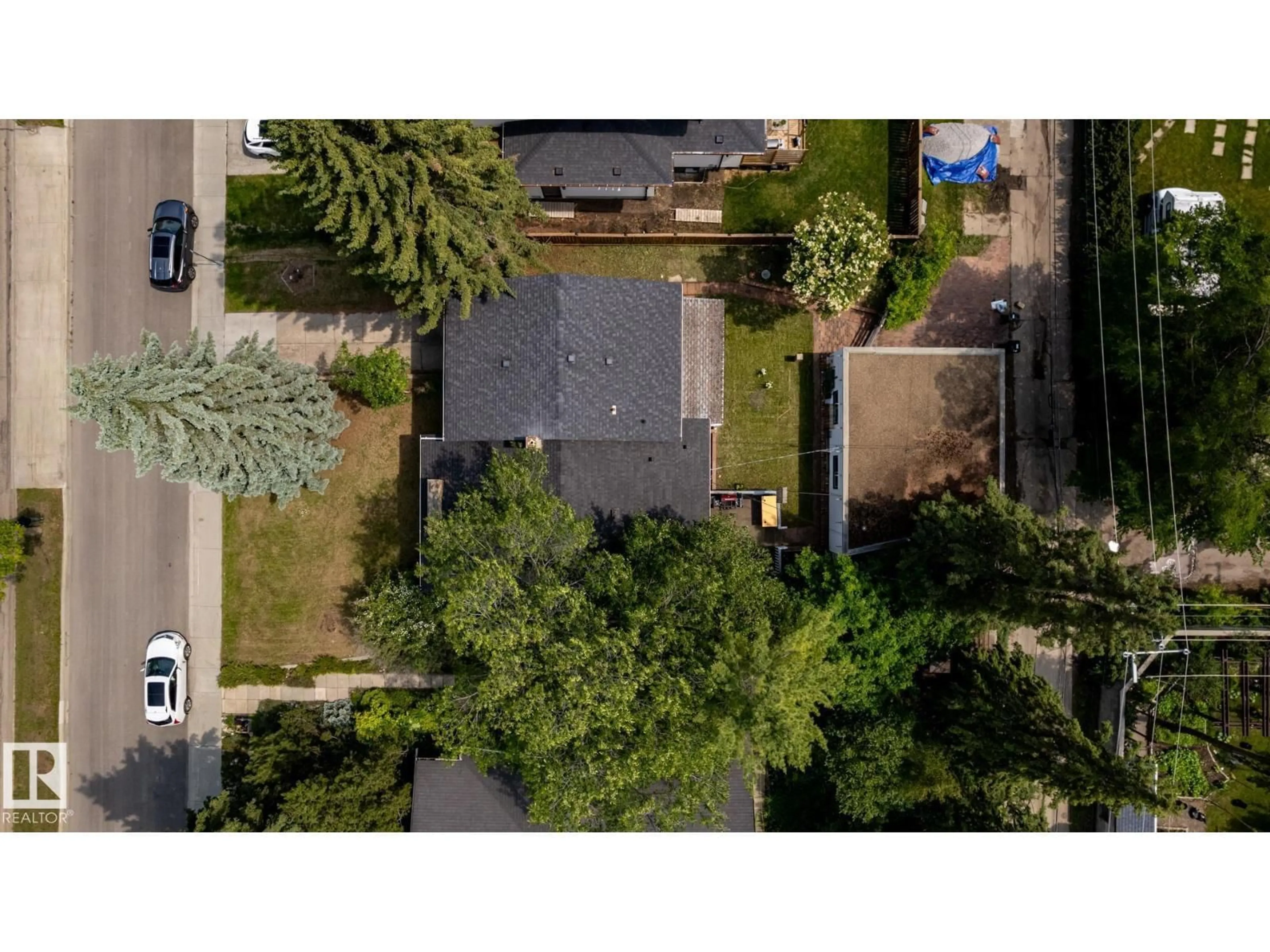 A pic from outside/outdoor area/front of a property/back of a property/a pic from drone, street for 11819 87 AV, Edmonton Alberta T6G0Y5