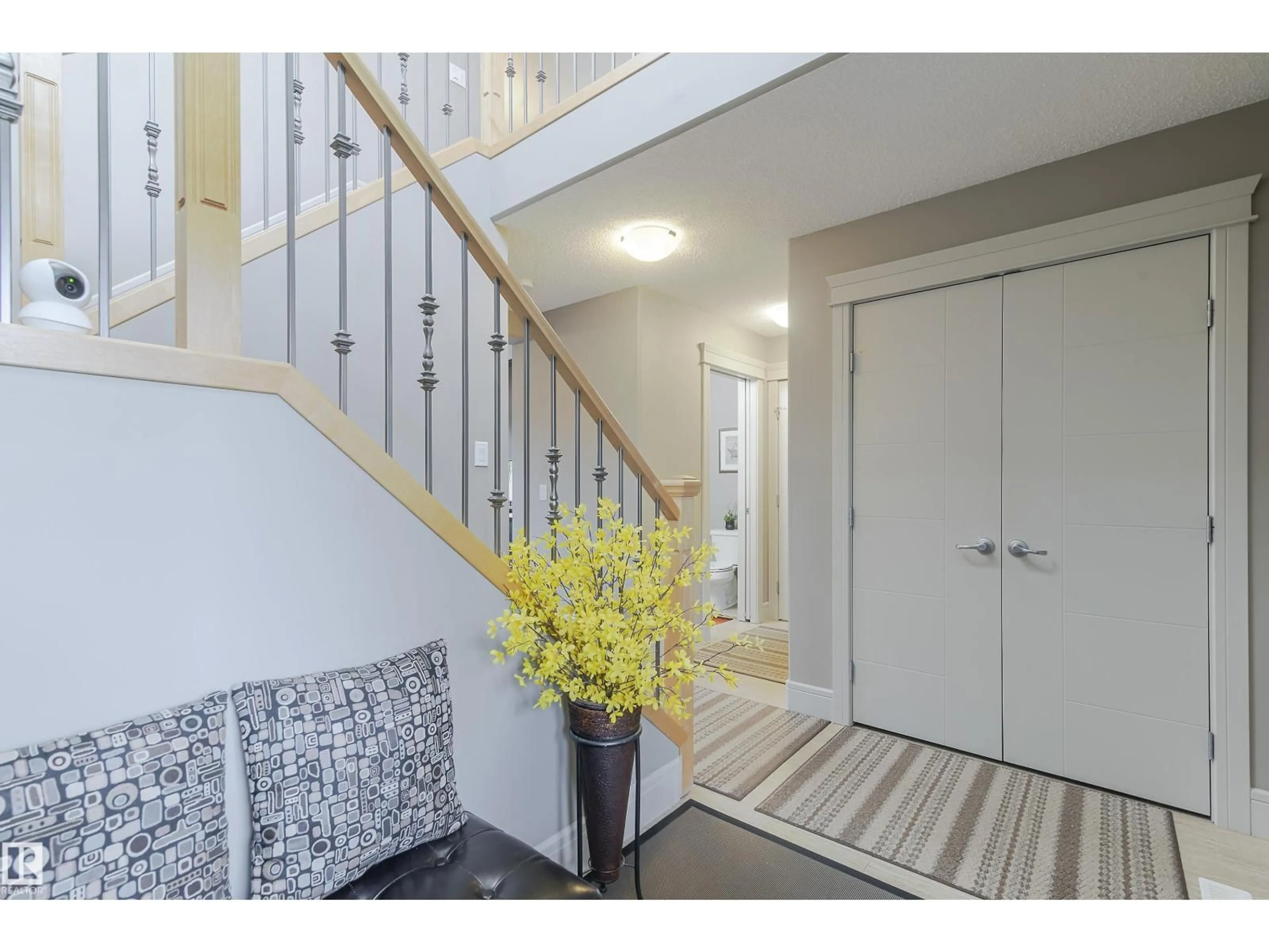 Indoor foyer for SW - 655 178 ST, Edmonton Alberta T6W2L6