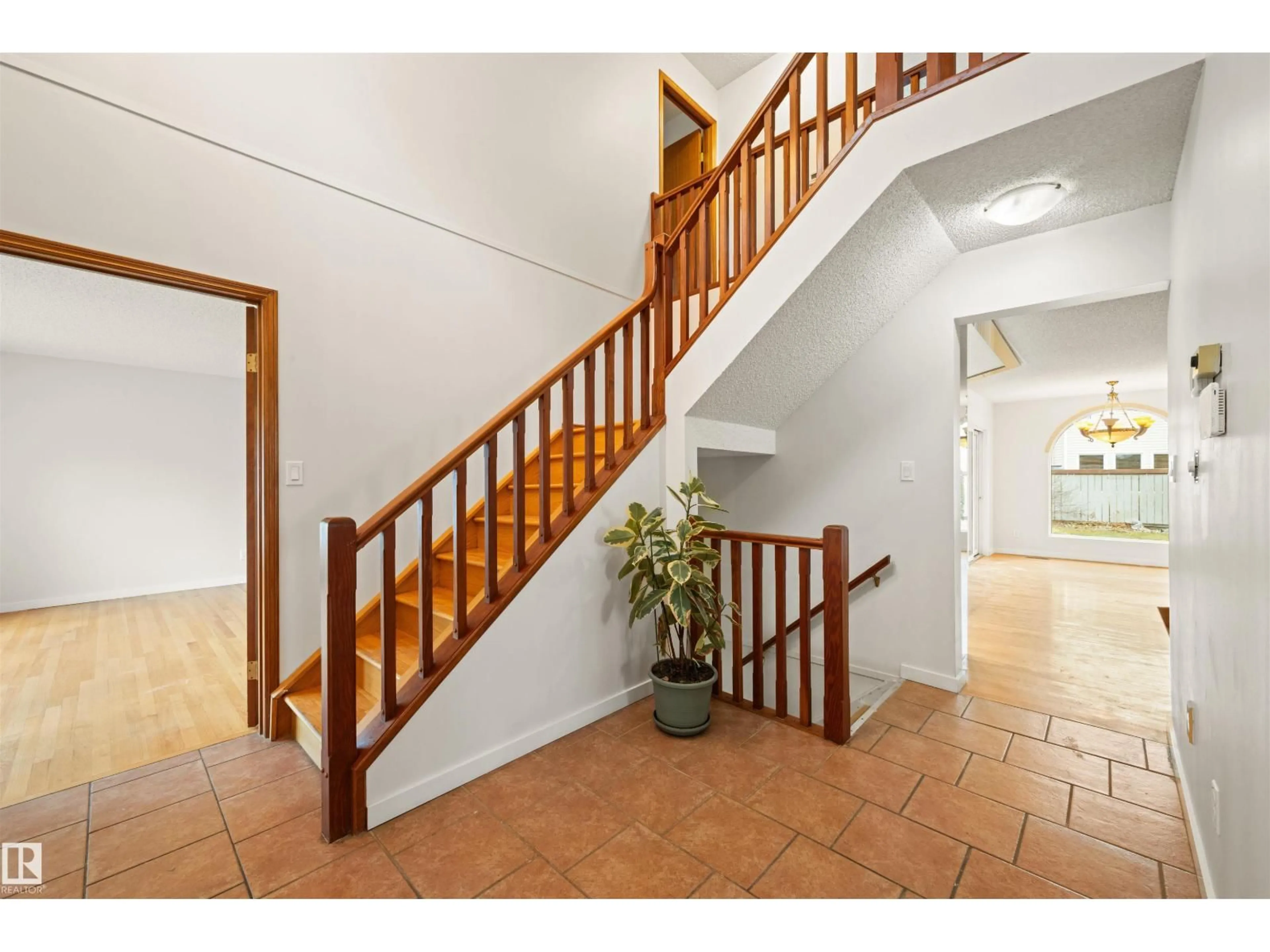 Indoor foyer for 706 BURLEY DR, Edmonton Alberta T6R1Y2