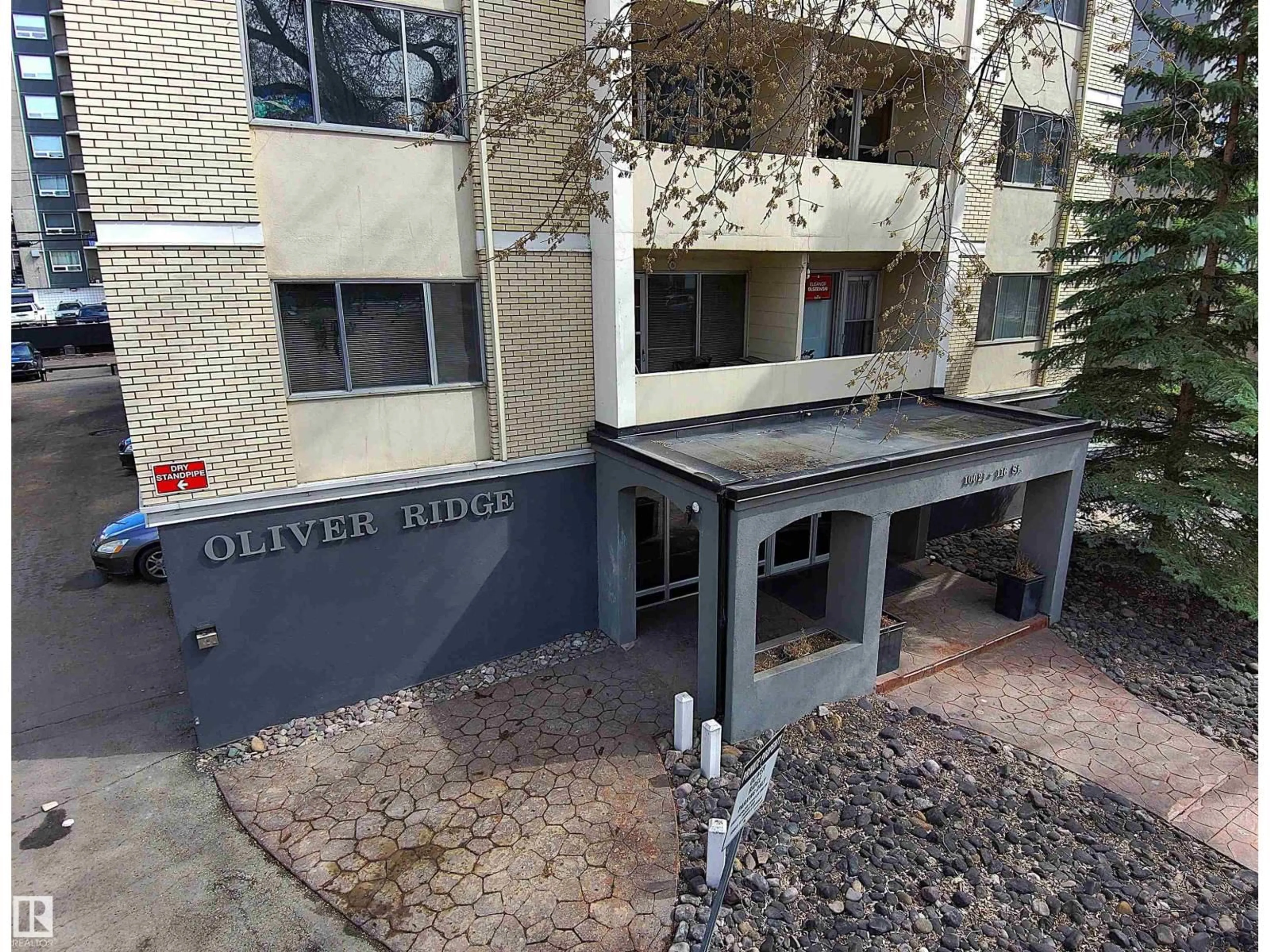 Indoor foyer for #608 - 10021 116 ST, Edmonton Alberta T5K1V5