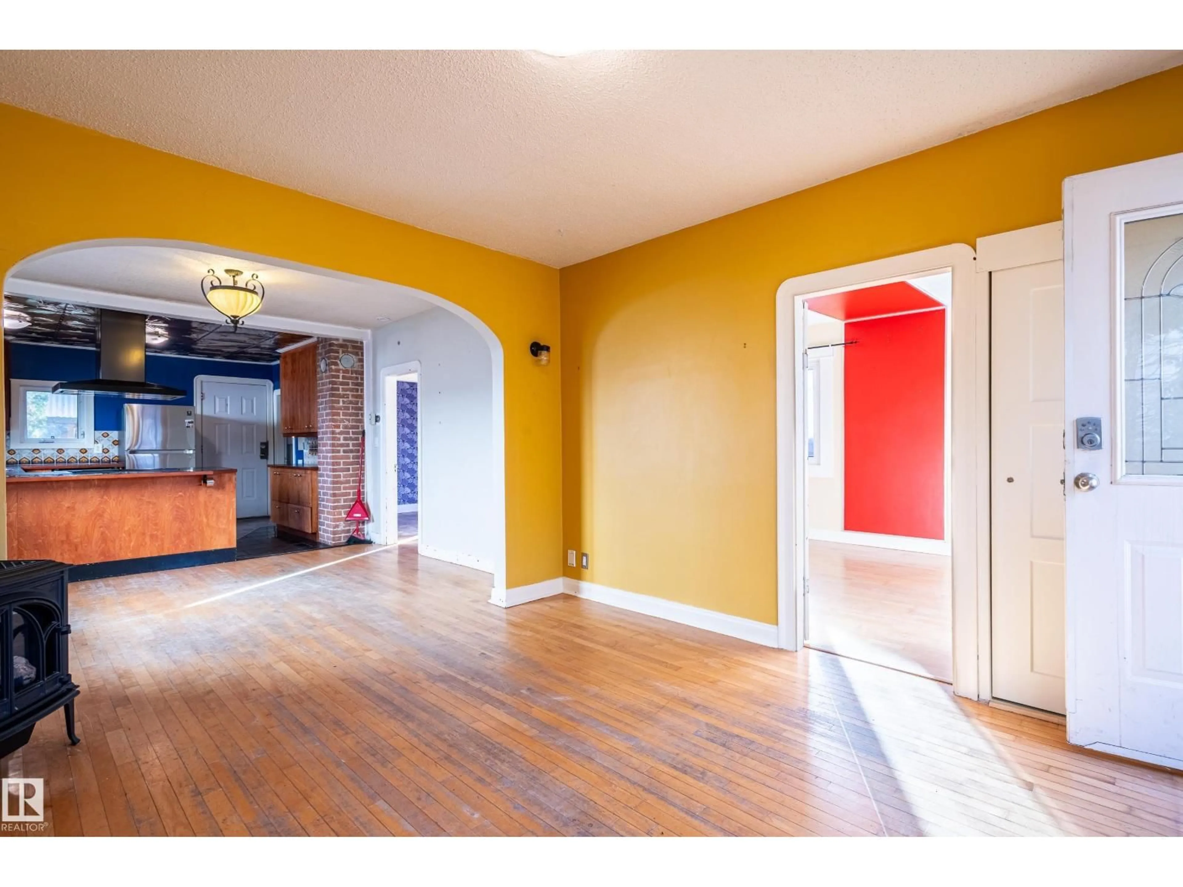 Indoor entryway for 11923 90 ST, Edmonton Alberta T5B3Y8