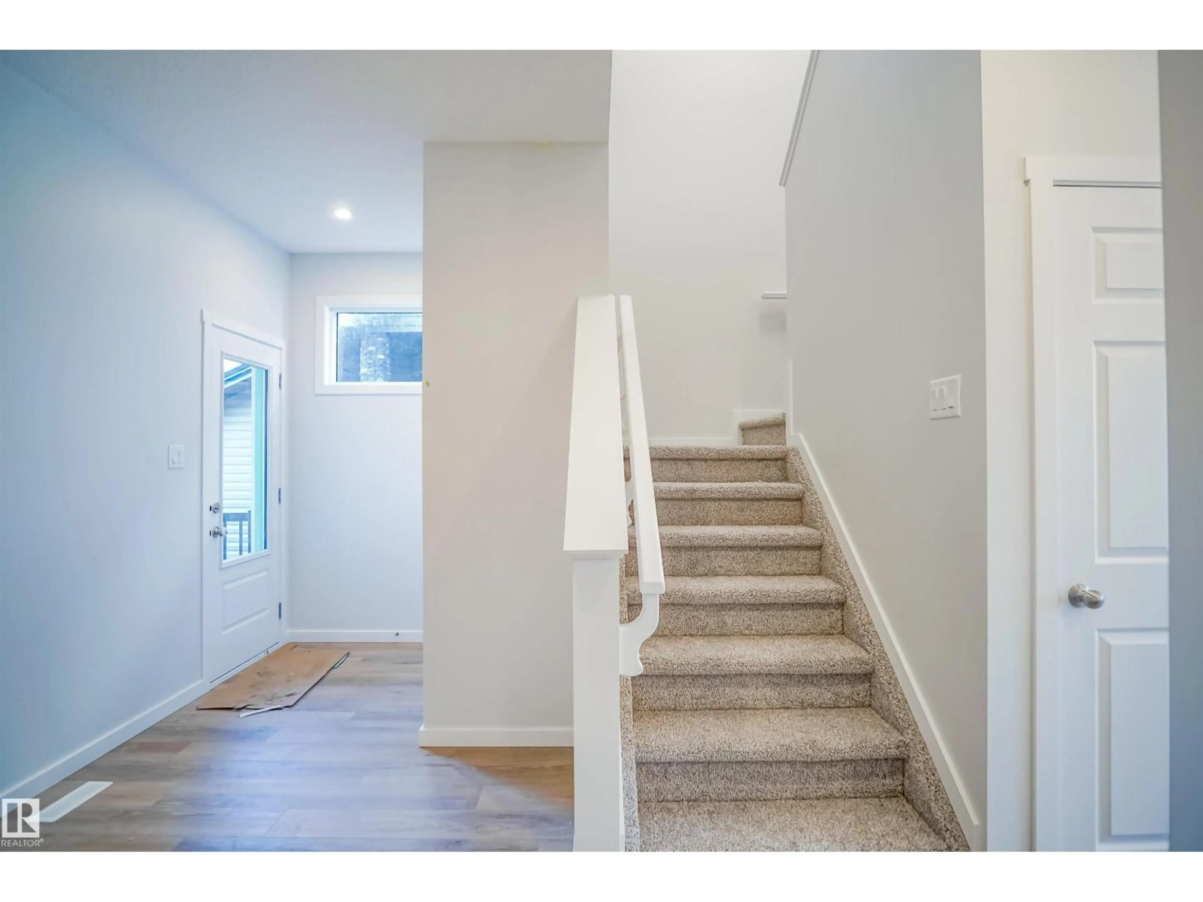 Indoor entryway for 909 19 AV, Edmonton Alberta T6T2V2