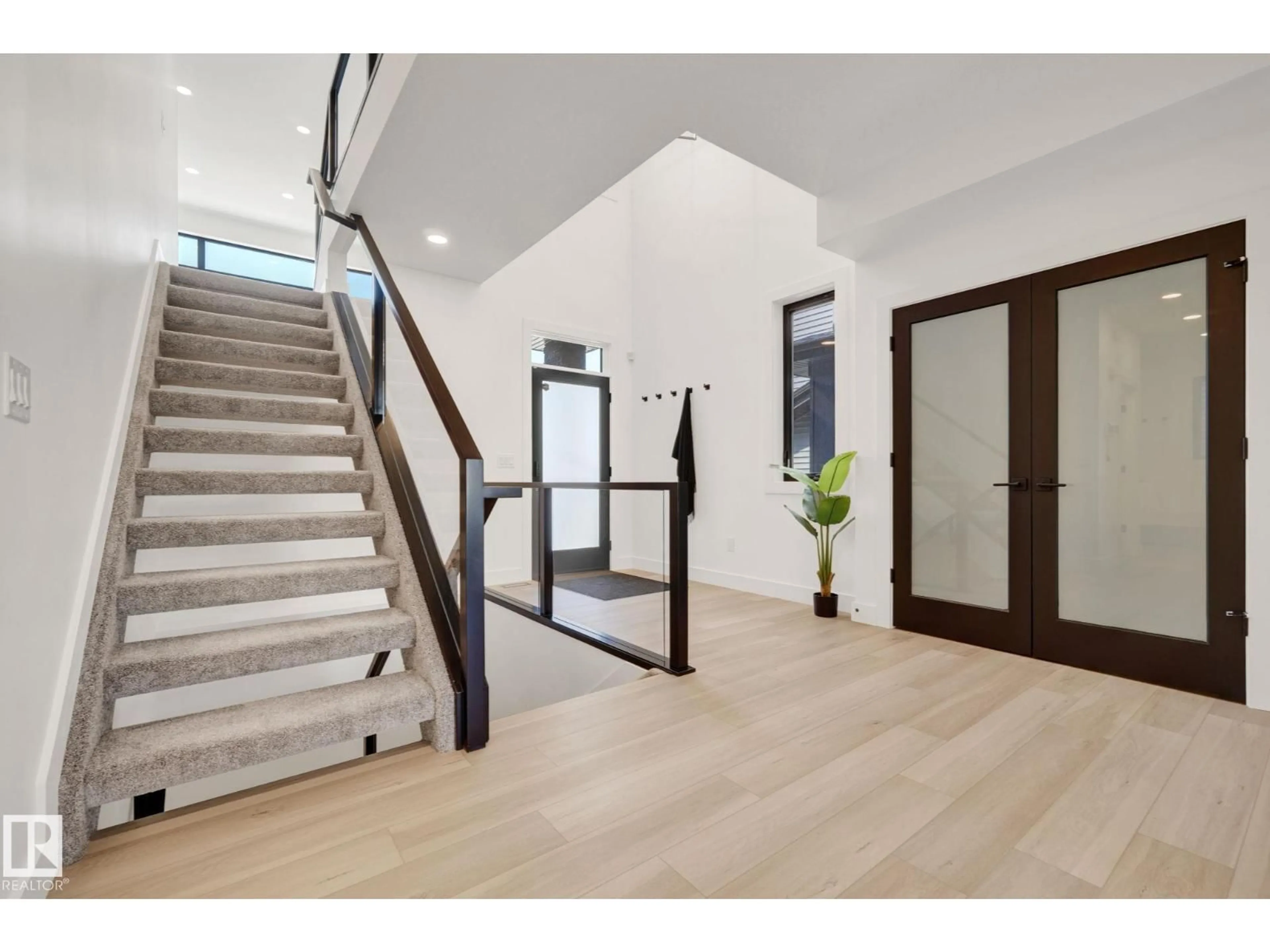 Indoor foyer for 5455 KOOTOOK RD, Edmonton Alberta T6W2Z5