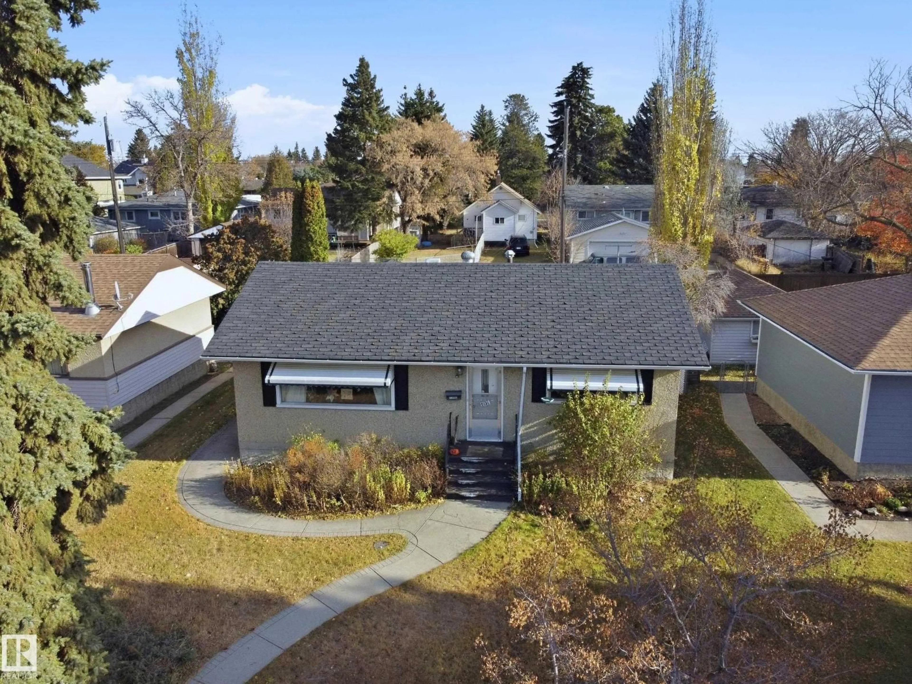 A pic from outside/outdoor area/front of a property/back of a property/a pic from drone, street for 7131 82 ST, Edmonton Alberta T6C2W9