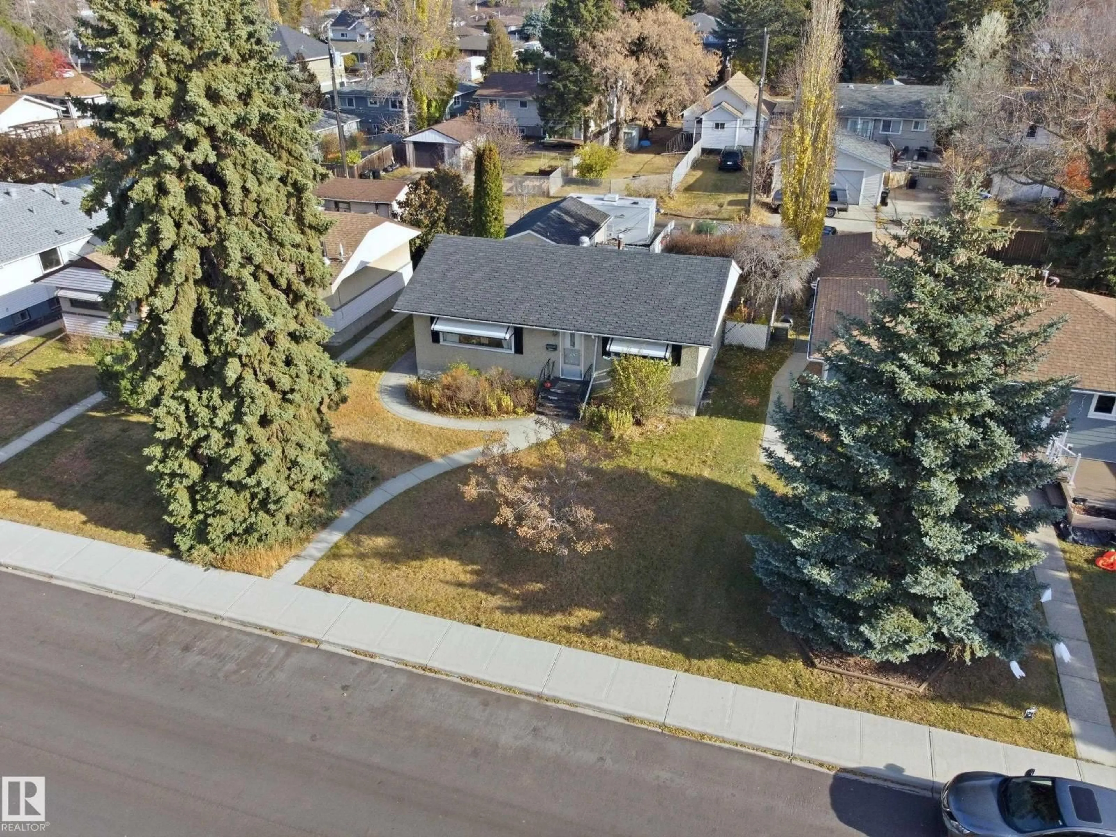 A pic from outside/outdoor area/front of a property/back of a property/a pic from drone, street for 7131 82 ST, Edmonton Alberta T6C2W9