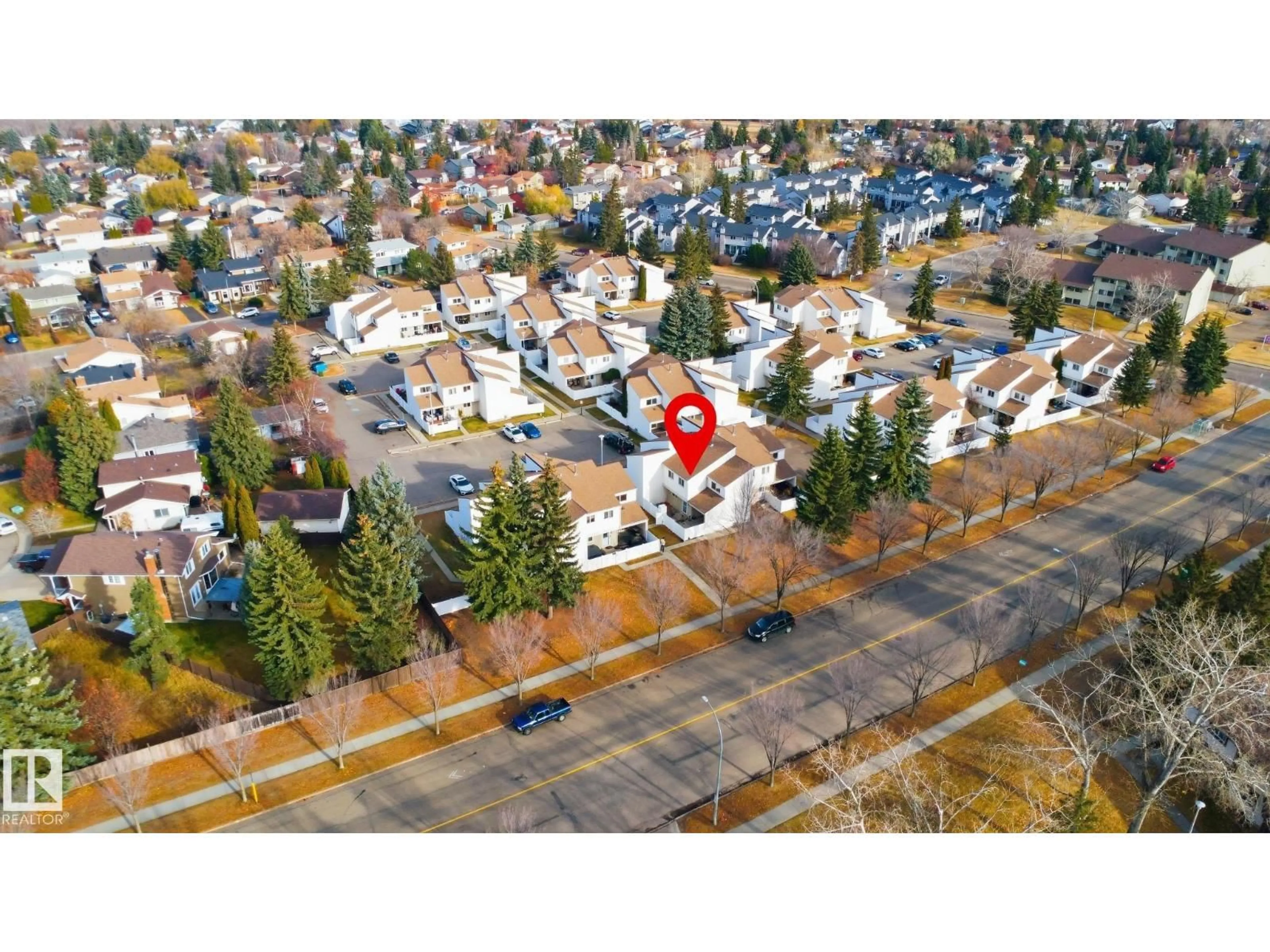 A pic from outside/outdoor area/front of a property/back of a property/a pic from drone, street for NW - 15 WOODVALE VG, Edmonton Alberta T6L1W4
