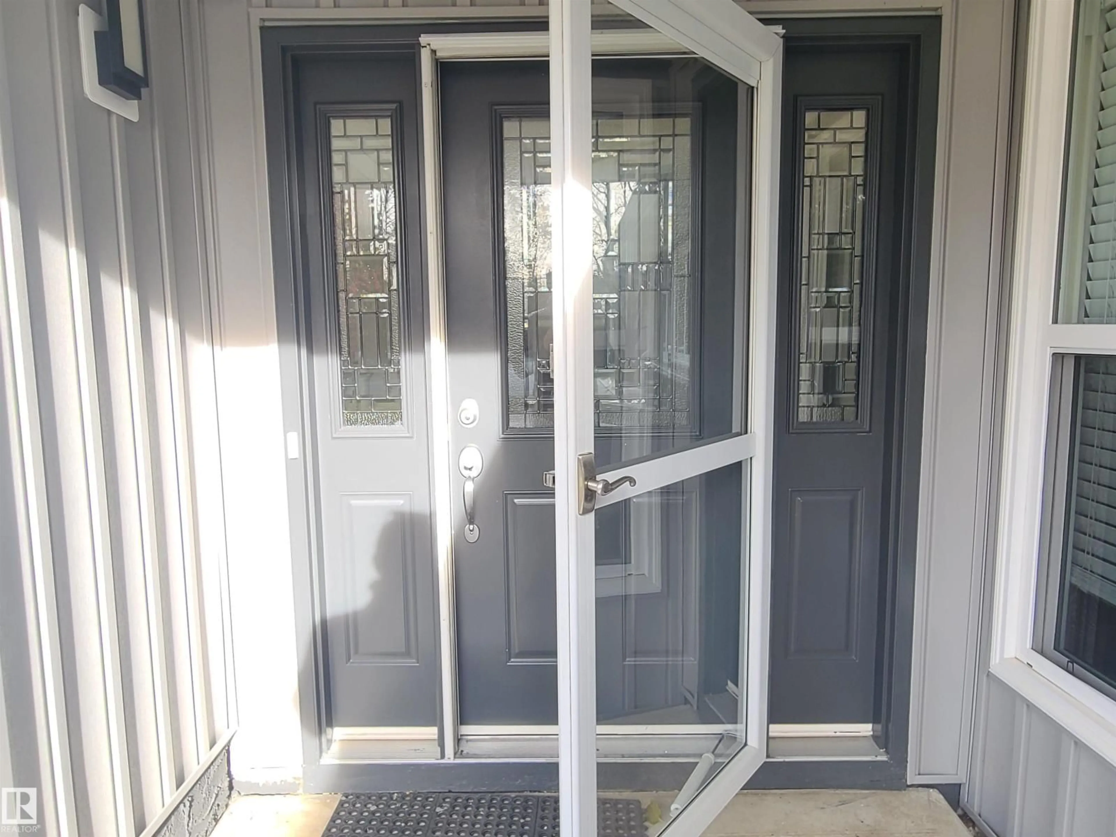 Indoor entryway for 18408 81 AV, Edmonton Alberta T5T1G1