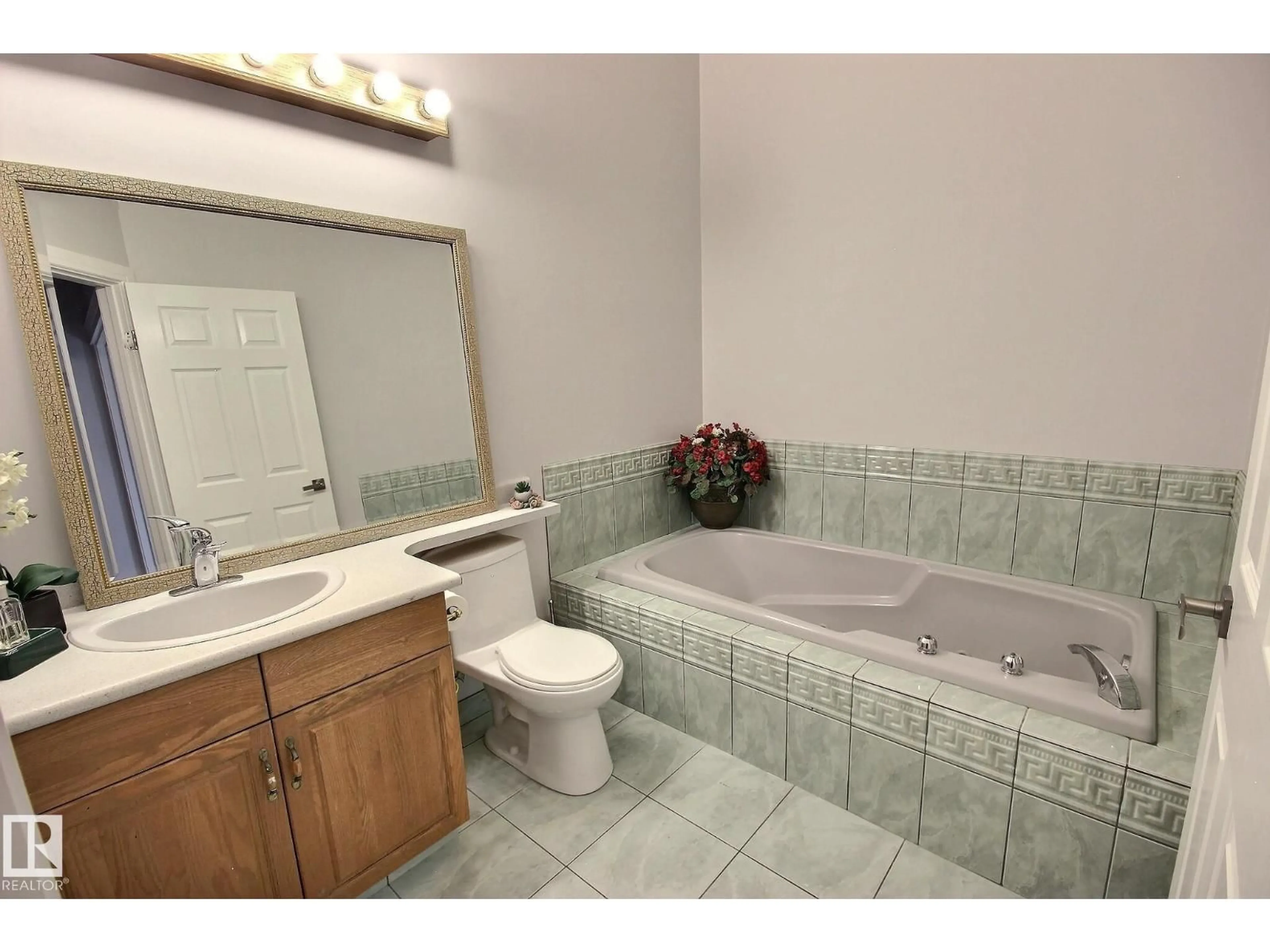 Standard bathroom, ceramic/tile floor for 10735 BEAUMARIS RD, Edmonton Alberta T5X5P1