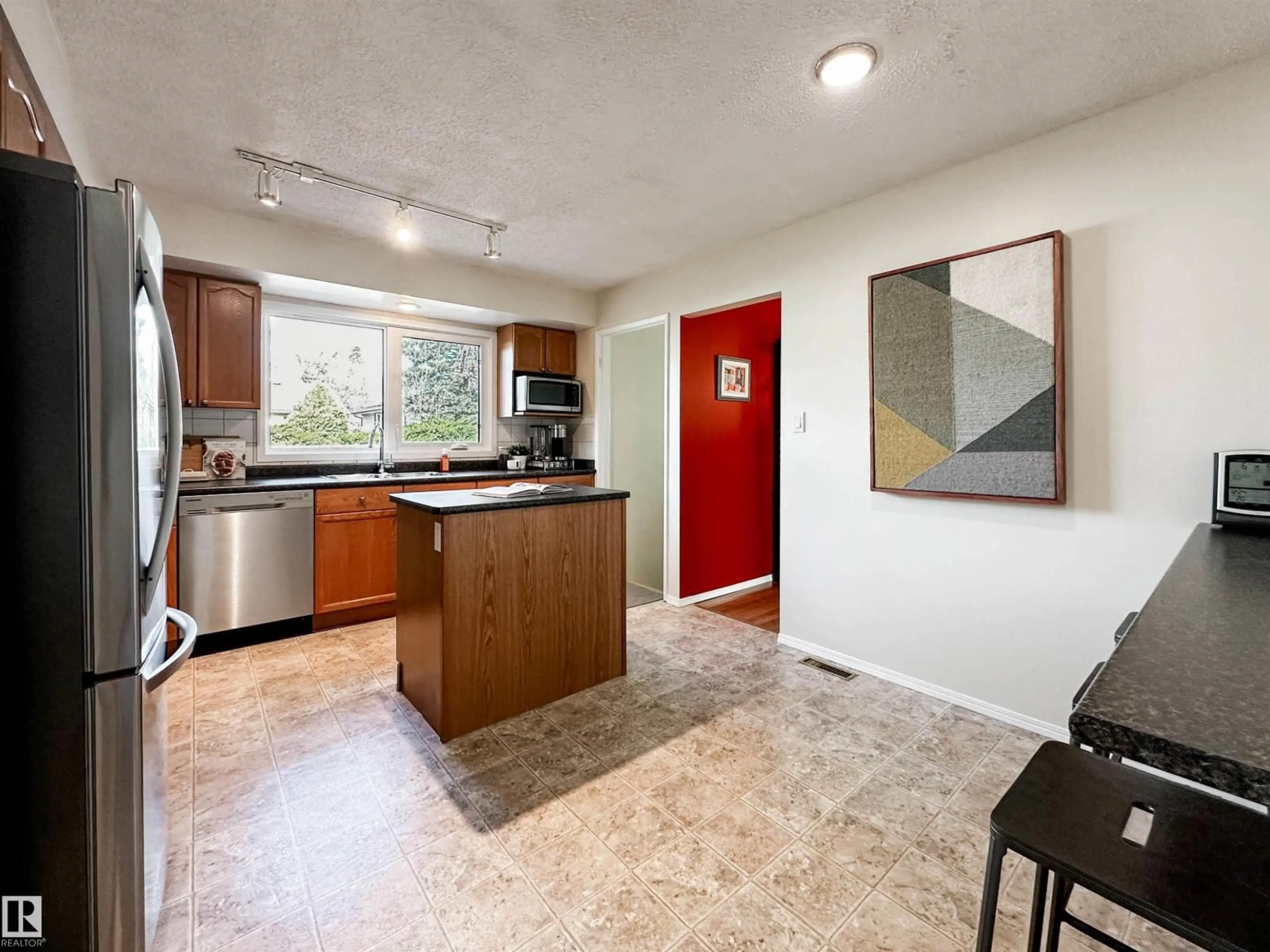 Open concept kitchen, ceramic/tile floor for 102 GLENWOOD CR, St. Albert Alberta T8N1X5