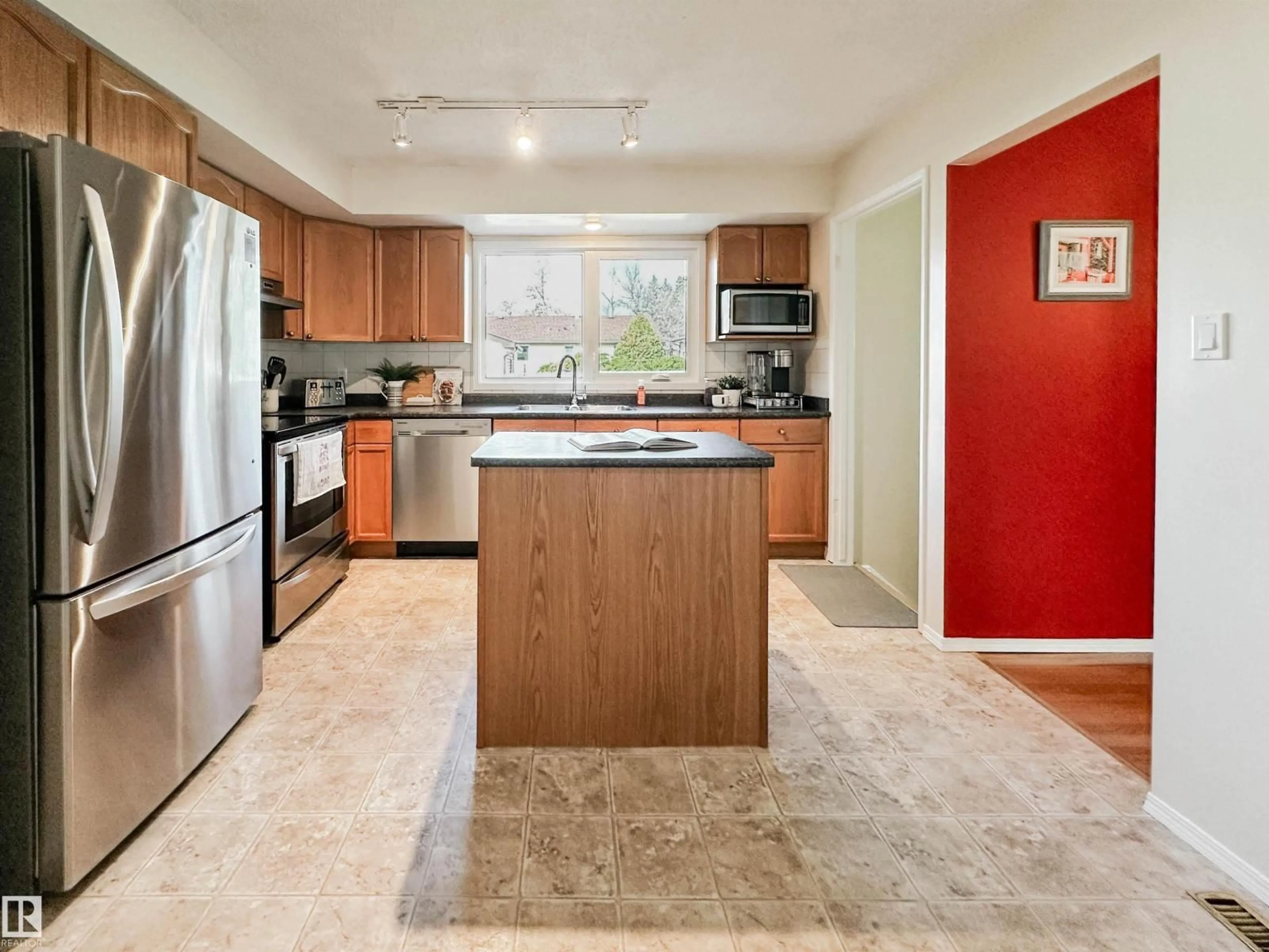 Open concept kitchen, ceramic/tile floor for 102 GLENWOOD CR, St. Albert Alberta T8N1X5