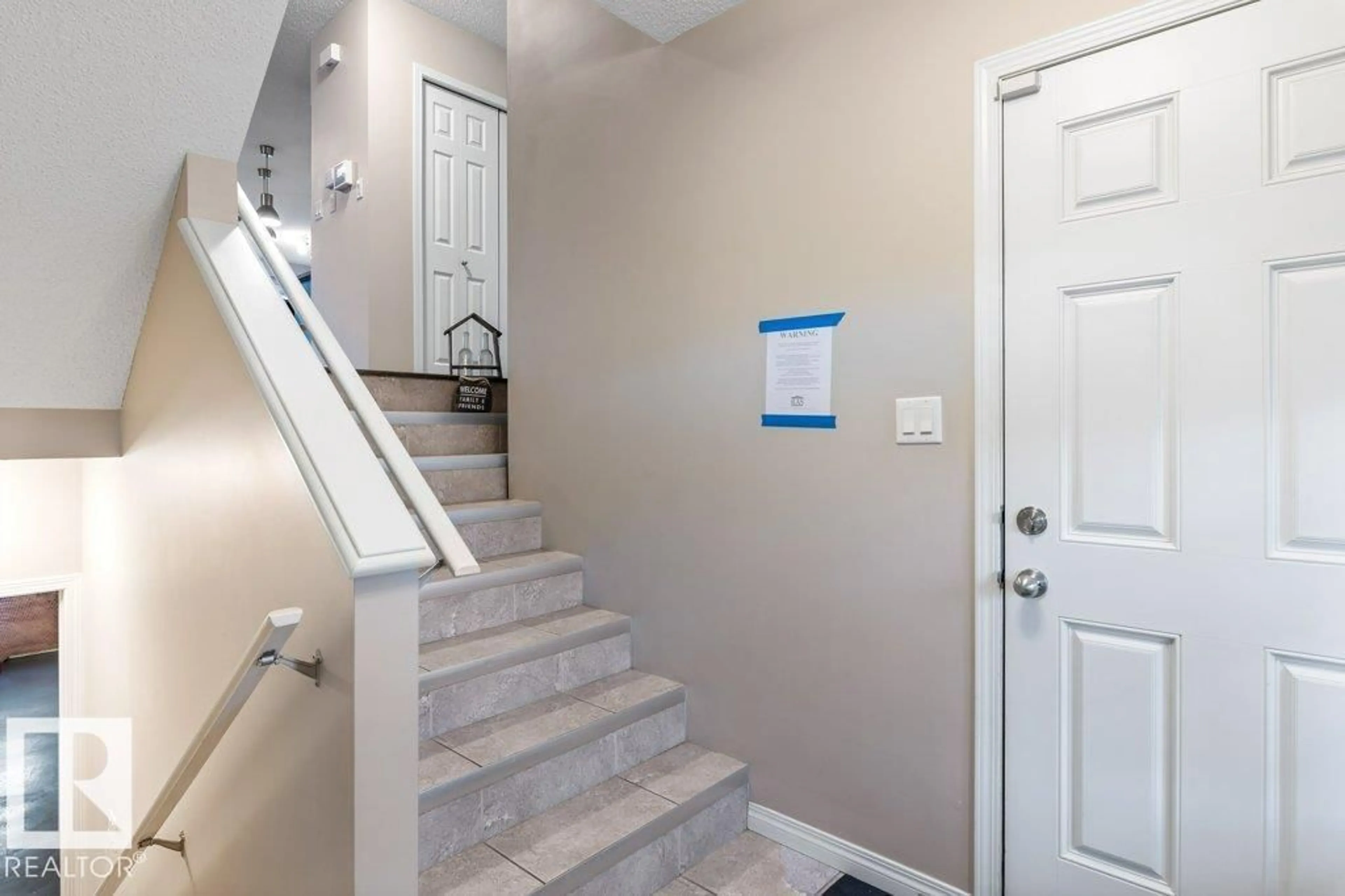Indoor entryway for 1927 CHAPMAN RD, Edmonton Alberta T6W0Y7