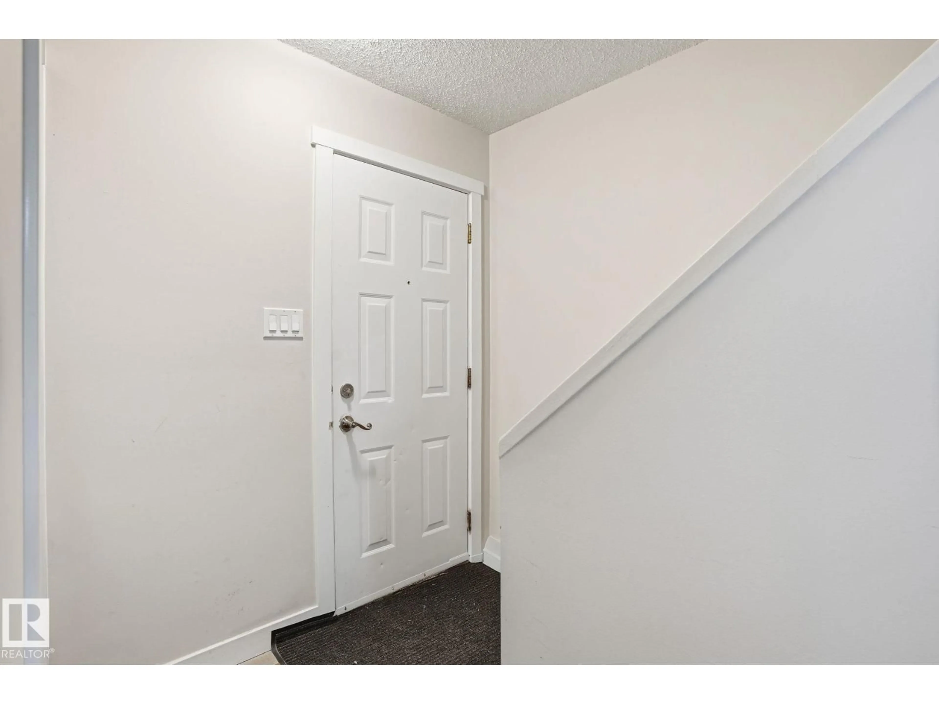 Indoor entryway for NW - 82 LAKEWOOD VG, Edmonton Alberta T6K2B3