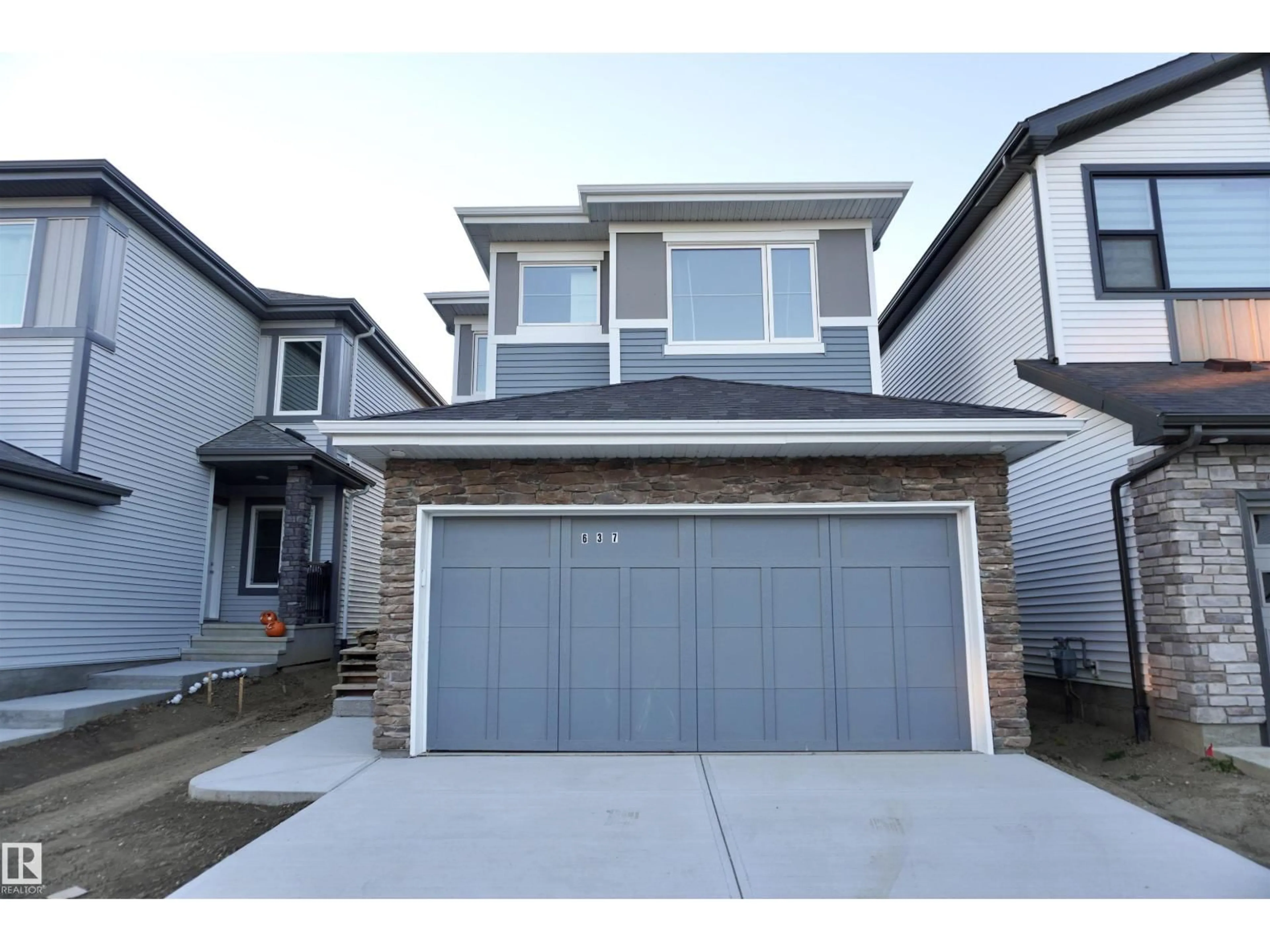 Home with vinyl exterior material, street for 637 KINGLET BV, Edmonton Alberta T5S0S8