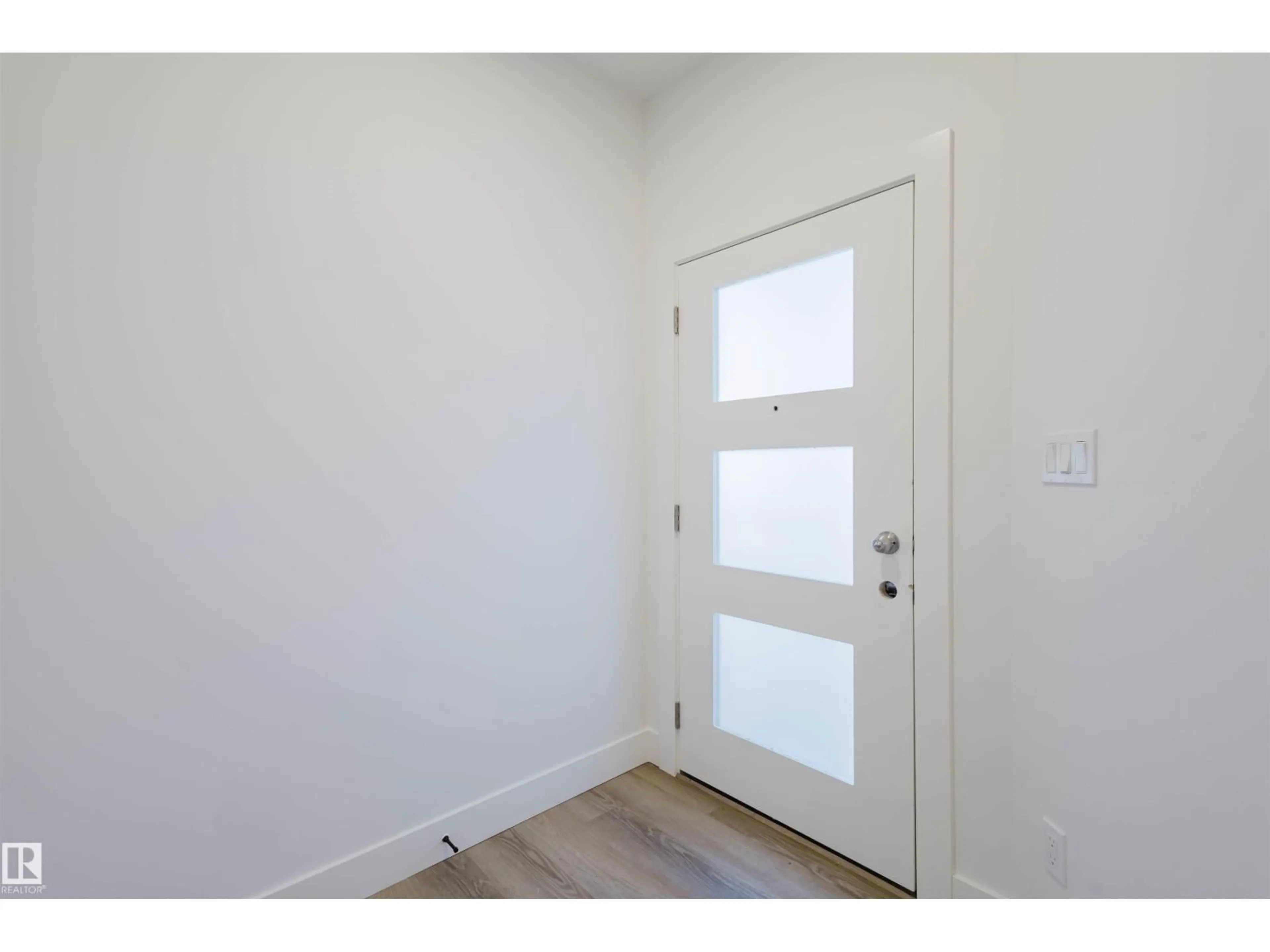 Indoor entryway for 1566 SISKIN LI, Edmonton Alberta T5S0V1