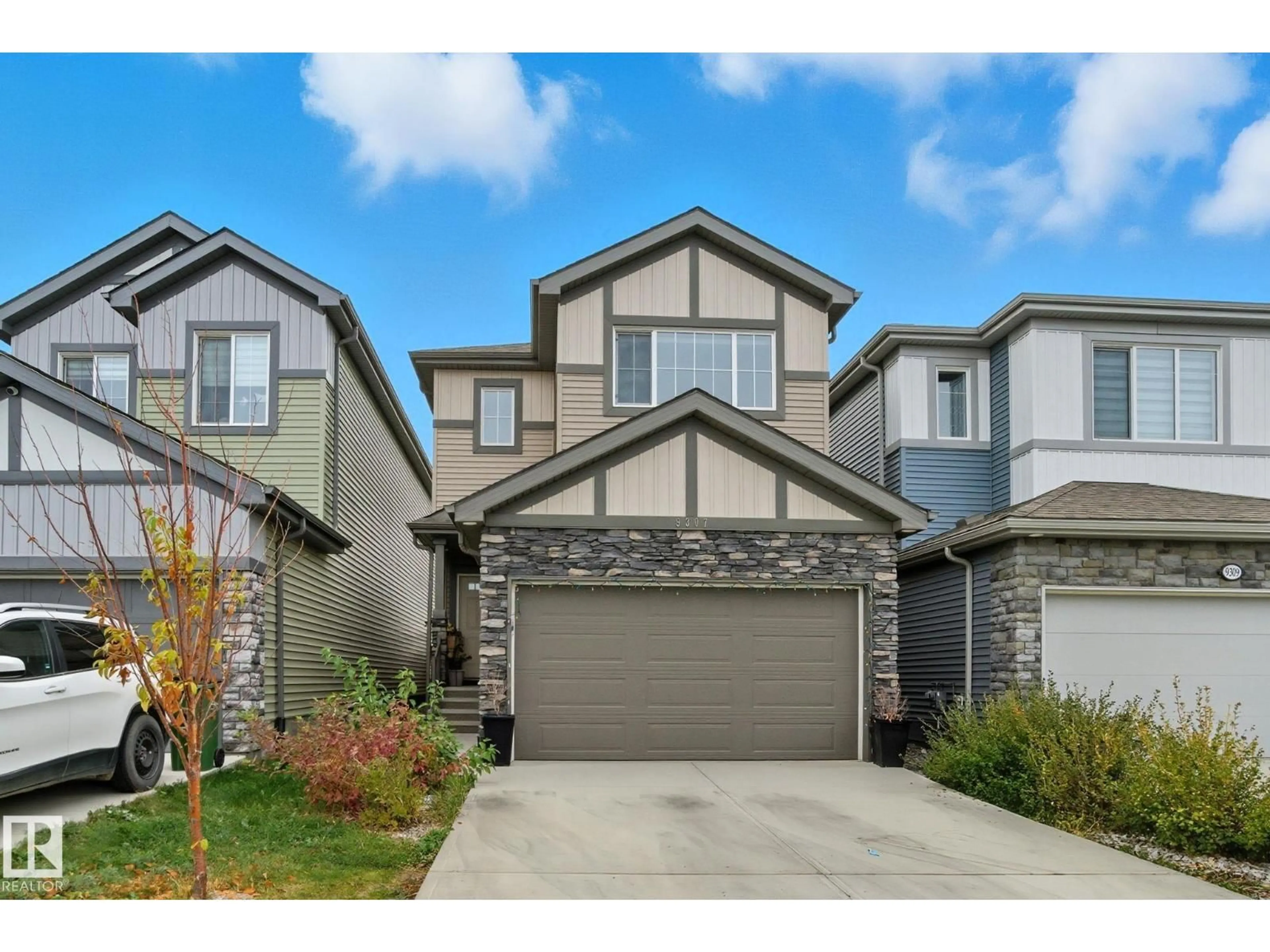 Home with vinyl exterior material, street for 9307 PEAR LINK SW, Edmonton Alberta T6X2N8