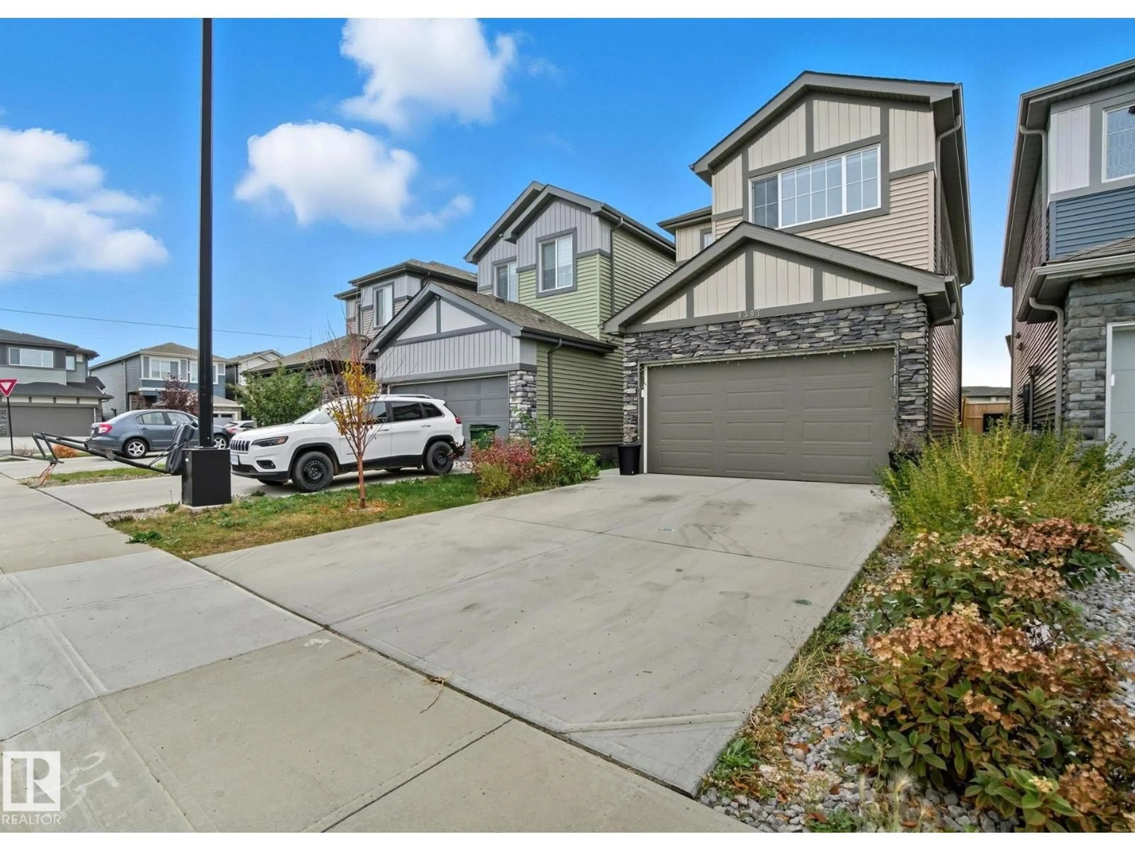 A pic from outside/outdoor area/front of a property/back of a property/a pic from drone, street for 9307 PEAR LINK SW, Edmonton Alberta T6X2N8