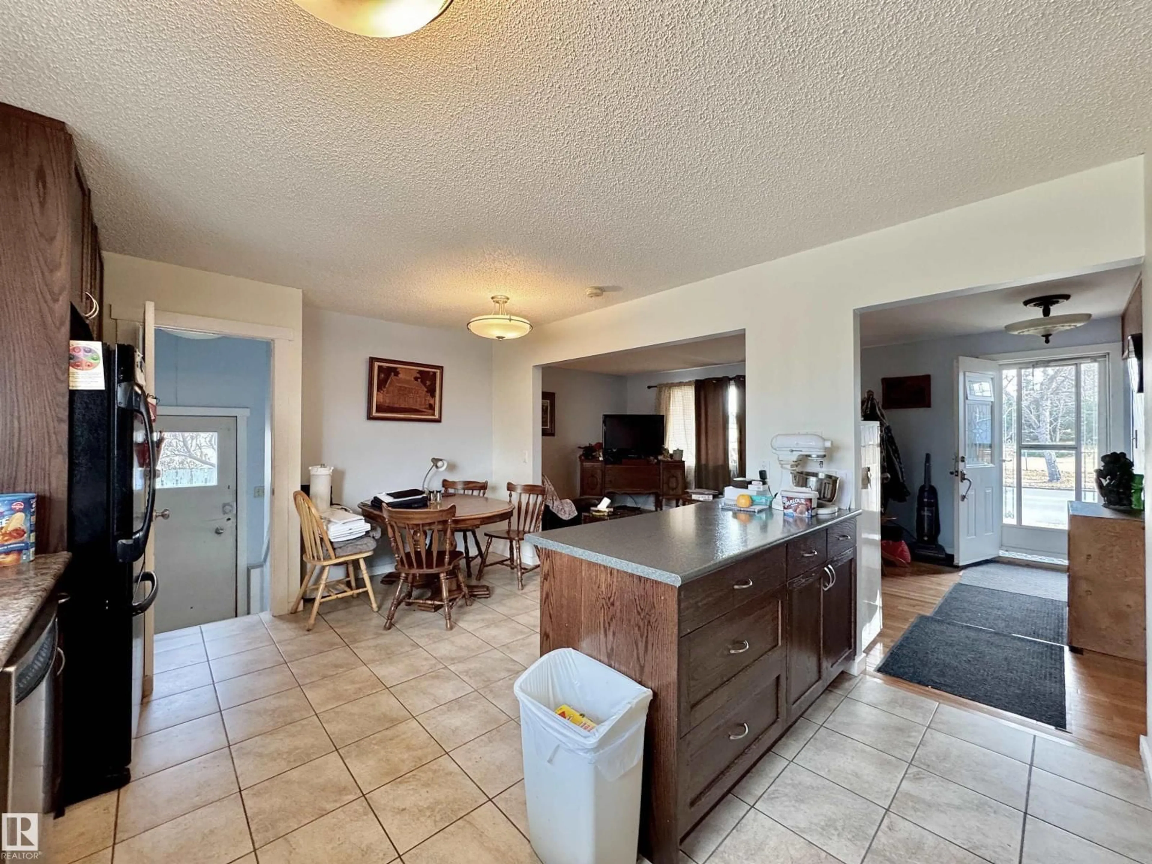 Open concept kitchen, unknown for 617 MCLEOD AV, Spruce Grove Alberta T7X2H1