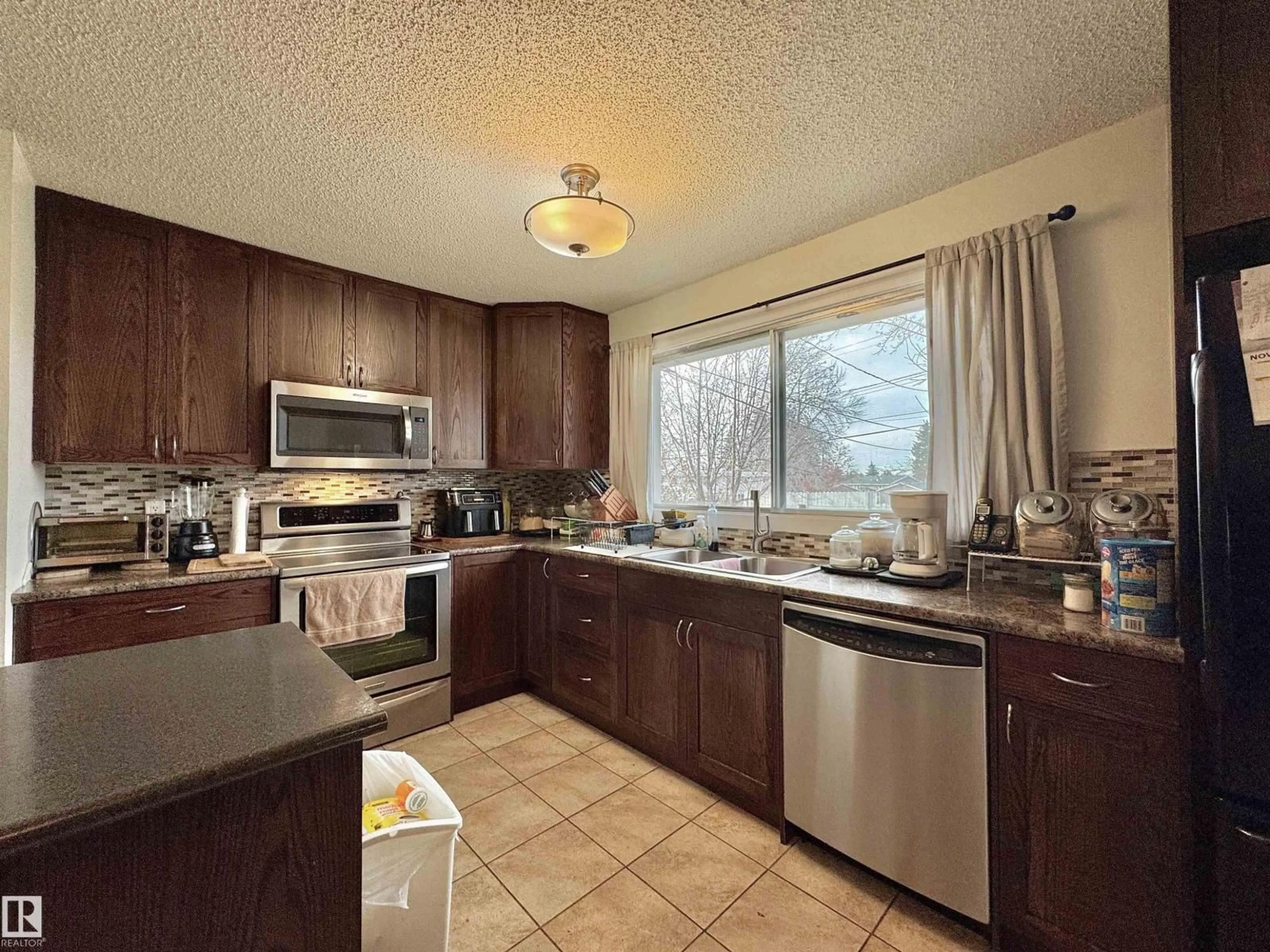 Standard kitchen, unknown for 617 MCLEOD AV, Spruce Grove Alberta T7X2H1