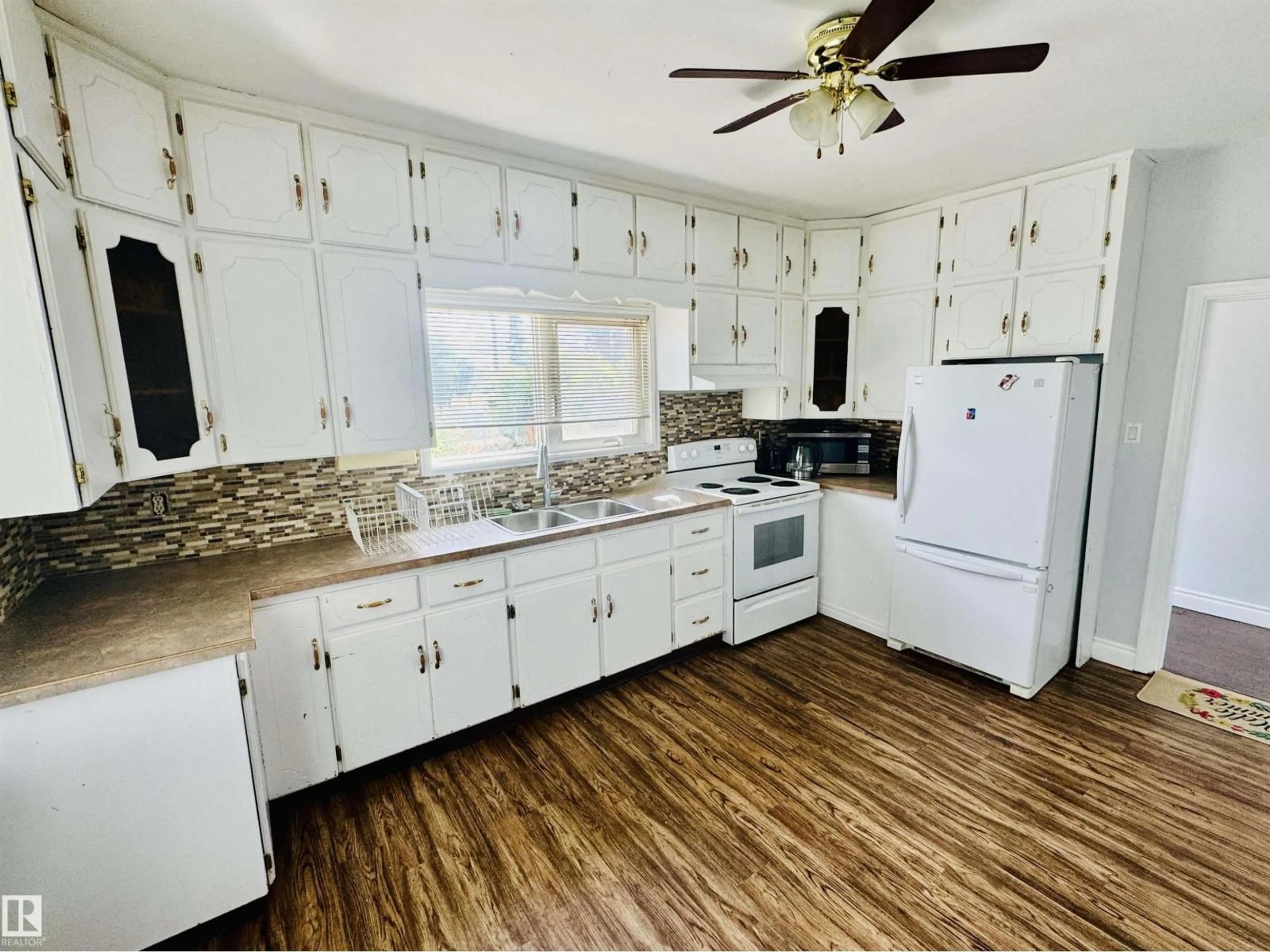 Standard kitchen, unknown for 5317 51 AV, St. Paul Town Alberta T0A3A1