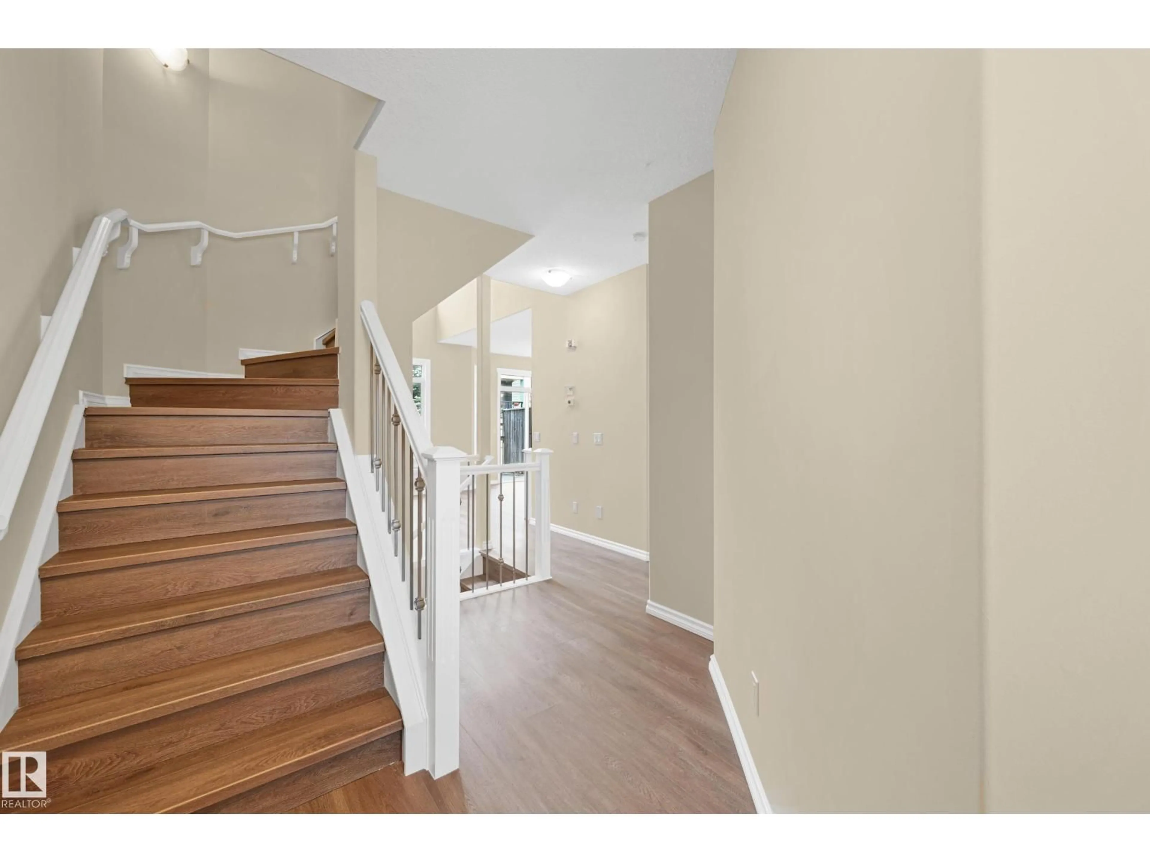 Indoor foyer for 11544 11 AV, Edmonton Alberta T6W1W8