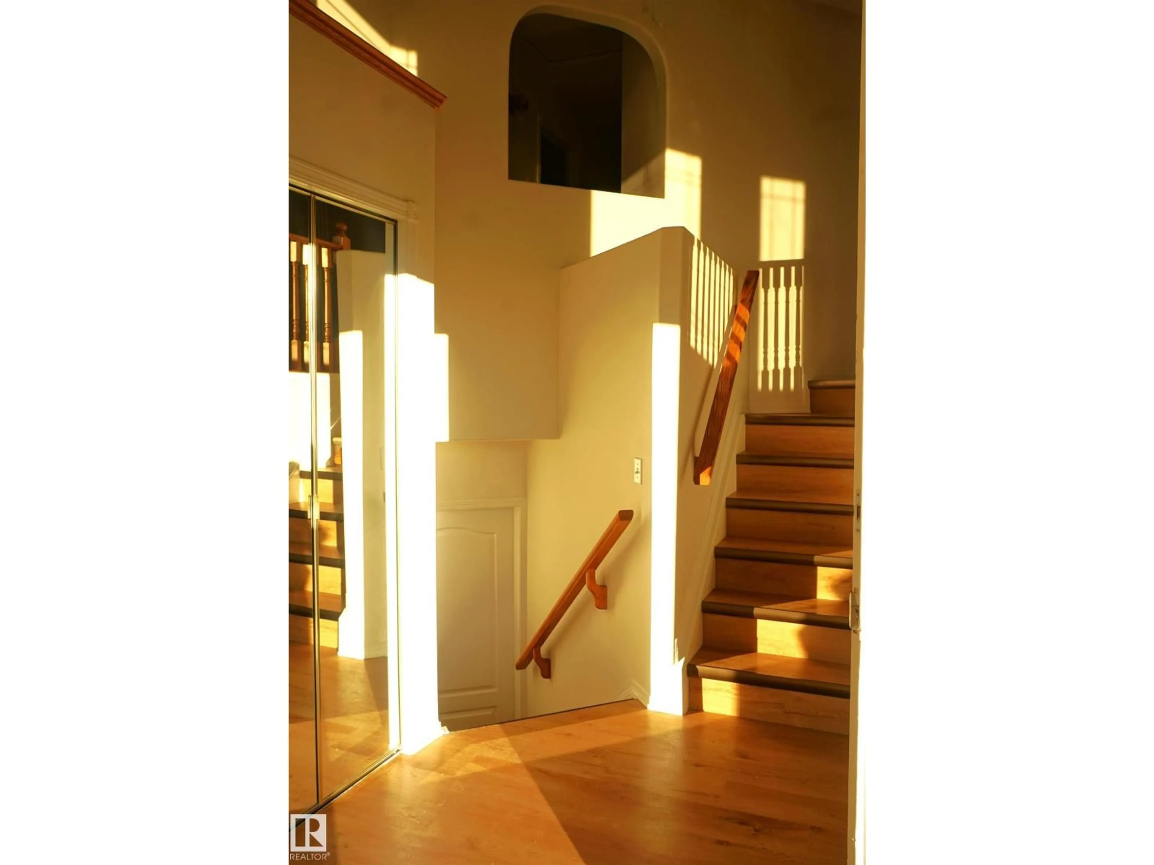 Indoor foyer for 1043 JONES CR, Edmonton Alberta T6L6Y2