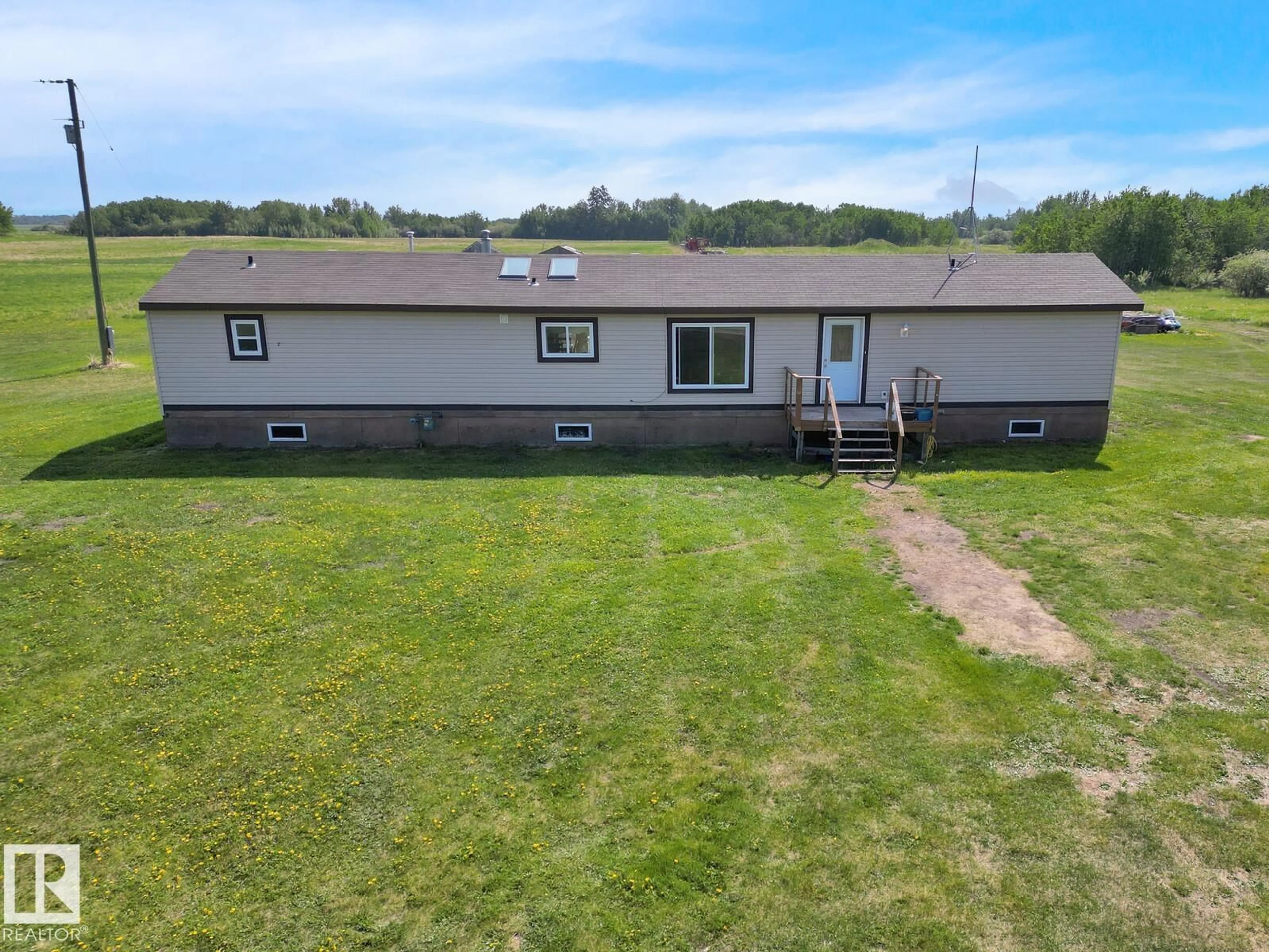 A pic from outside/outdoor area/front of a property/back of a property/a pic from drone, building for 540075 RANGE ROAD 162, Rural Lamont County Alberta T0B3H0