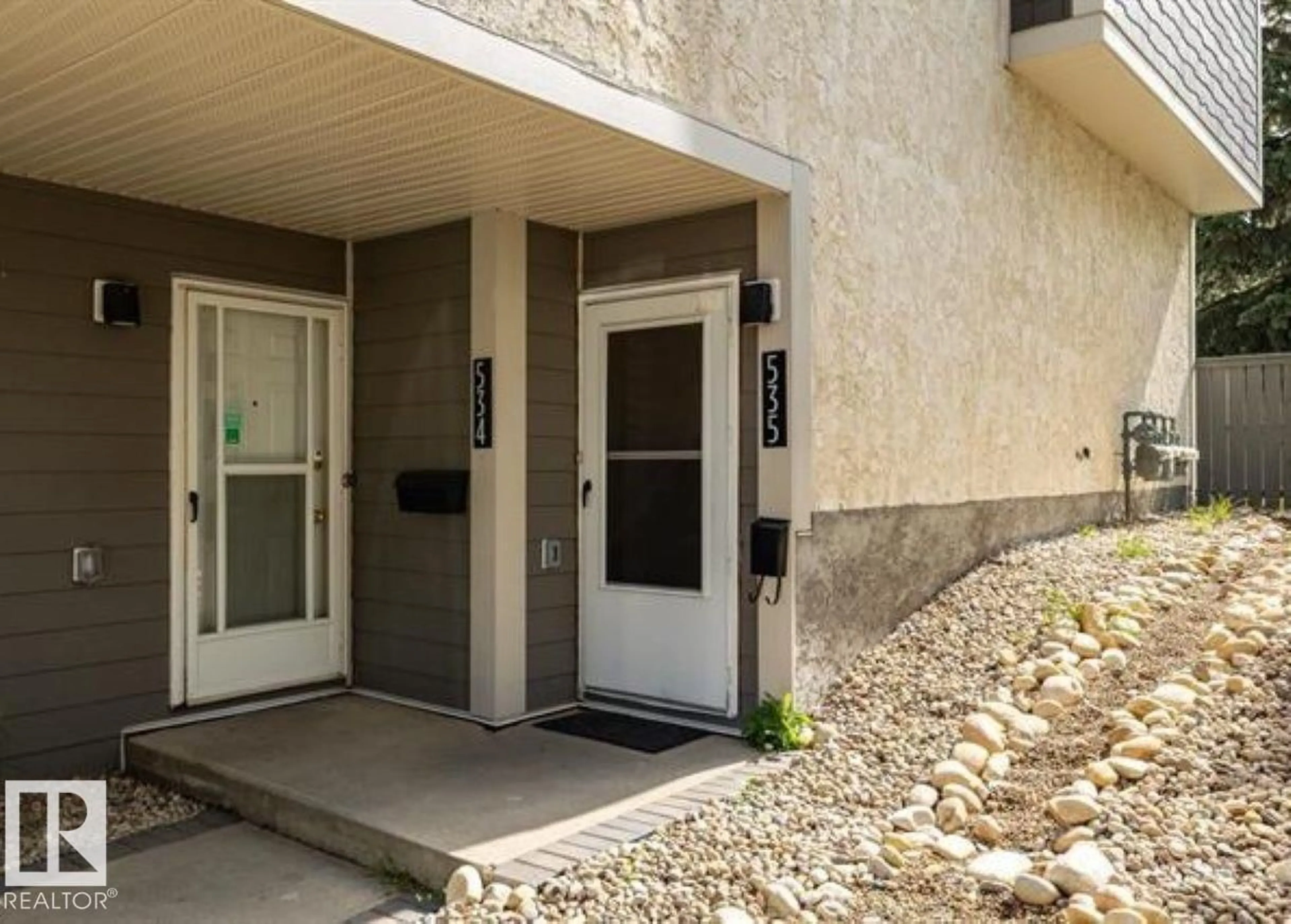 Indoor entryway for 535 WILLOW CO NW, Edmonton Alberta T5T2K7