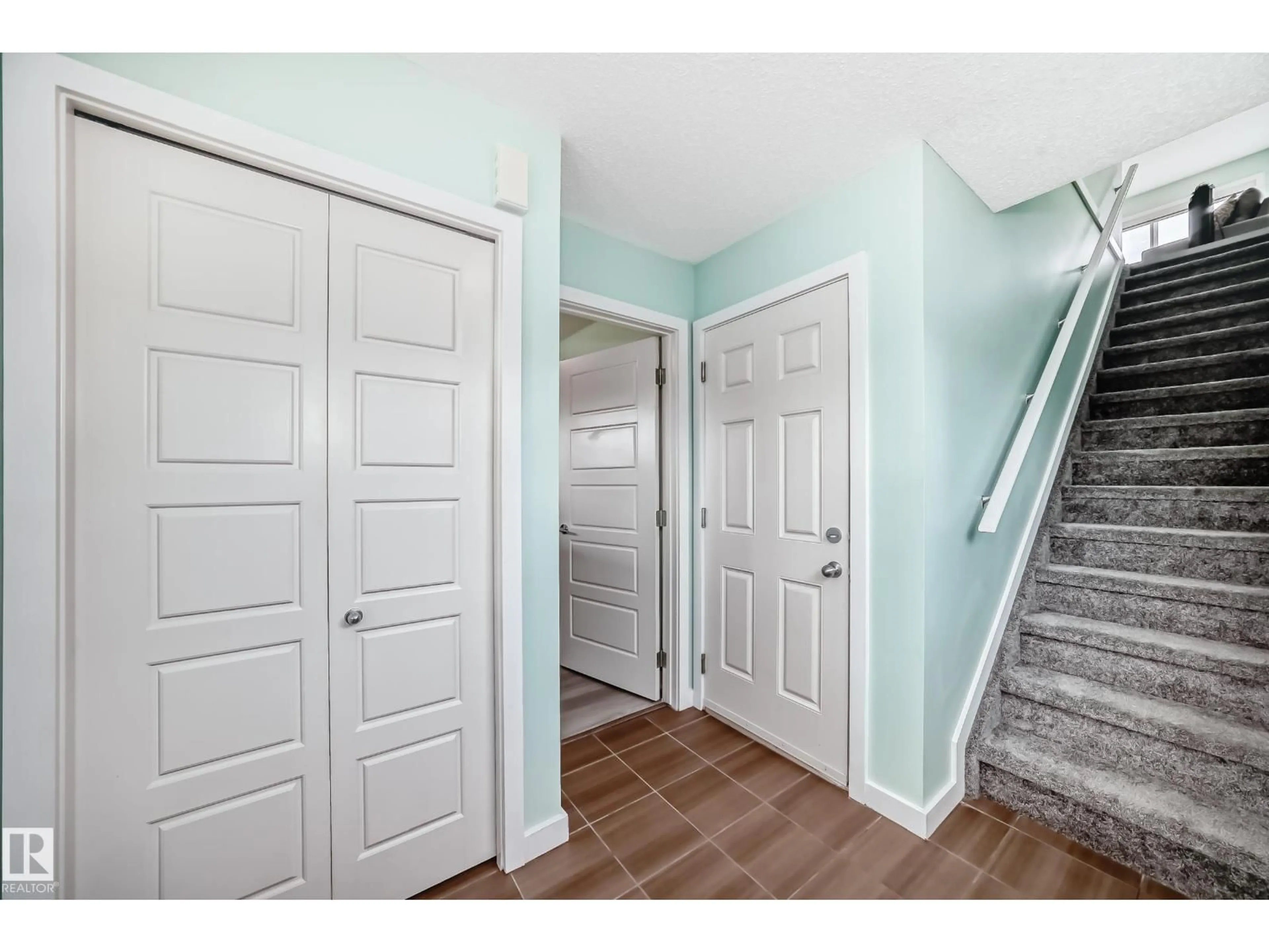 Indoor entryway for 3330 15A AV, Edmonton Alberta T6T0Y1