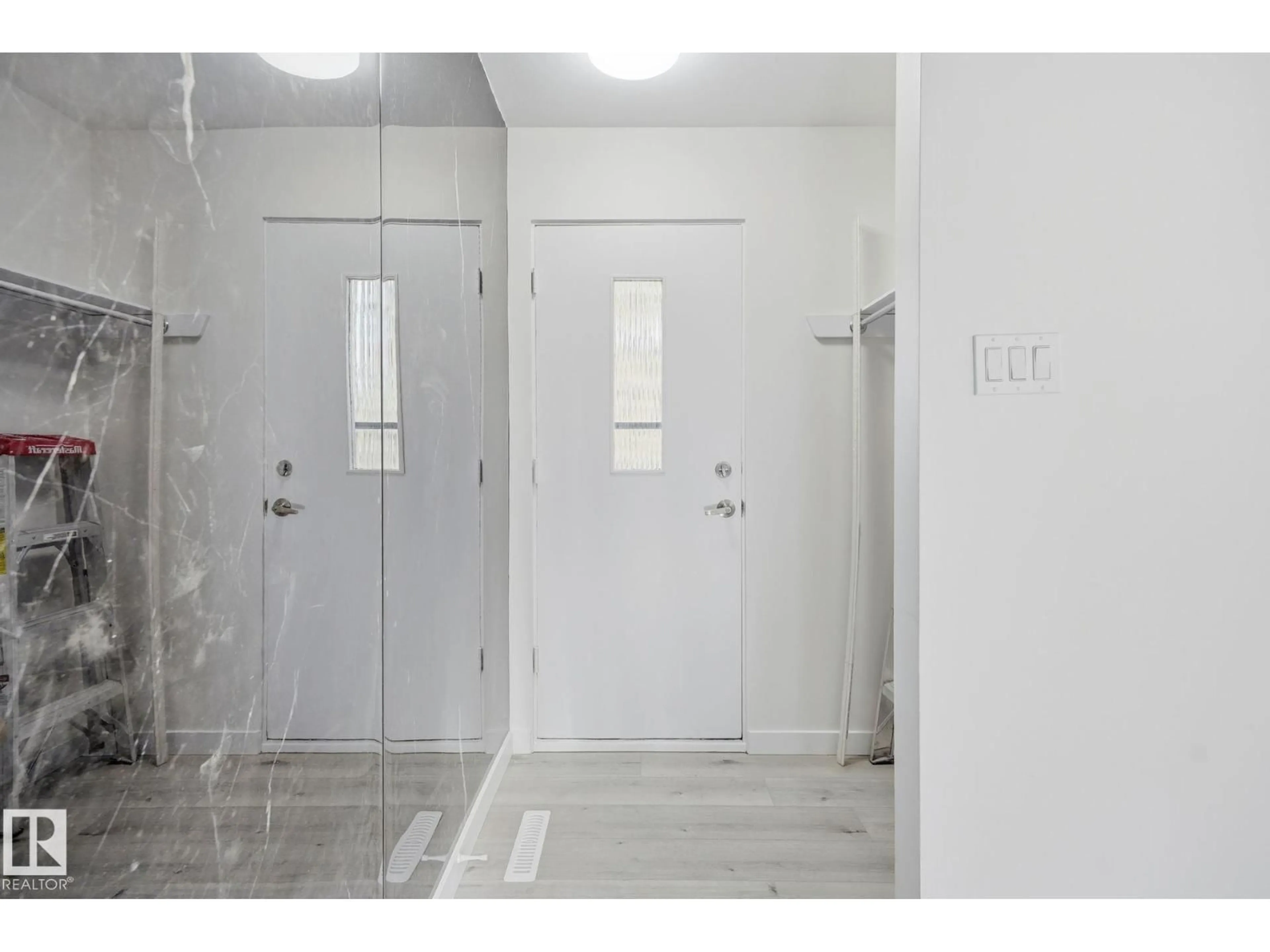 Indoor entryway for NW - 14719 87 AV, Edmonton Alberta T5R4E5