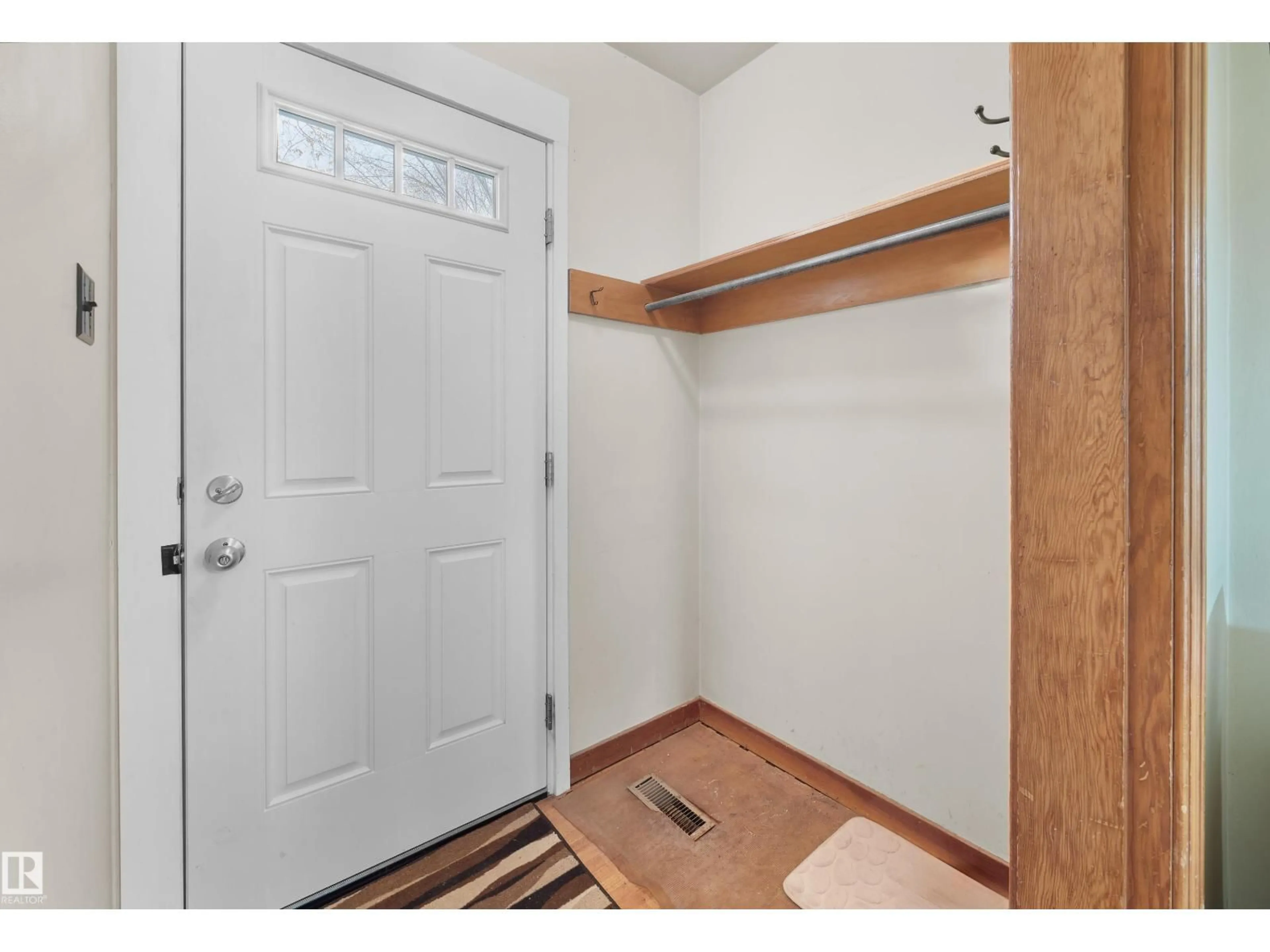Indoor entryway for 11626 77 AV, Edmonton Alberta T6G0M3