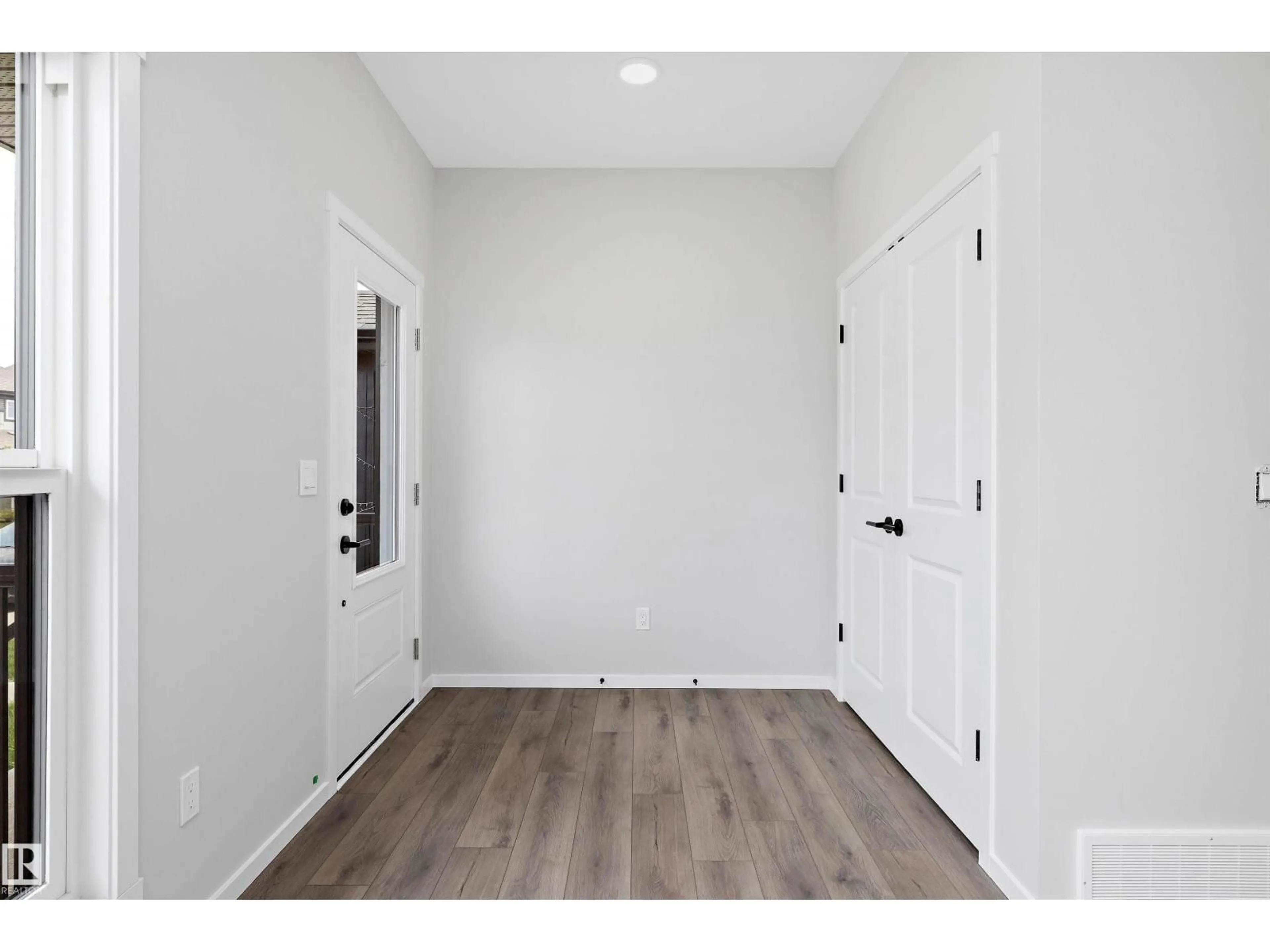 Indoor entryway for 5723 HAWTHORN COMMON, Edmonton Alberta T6X2L5