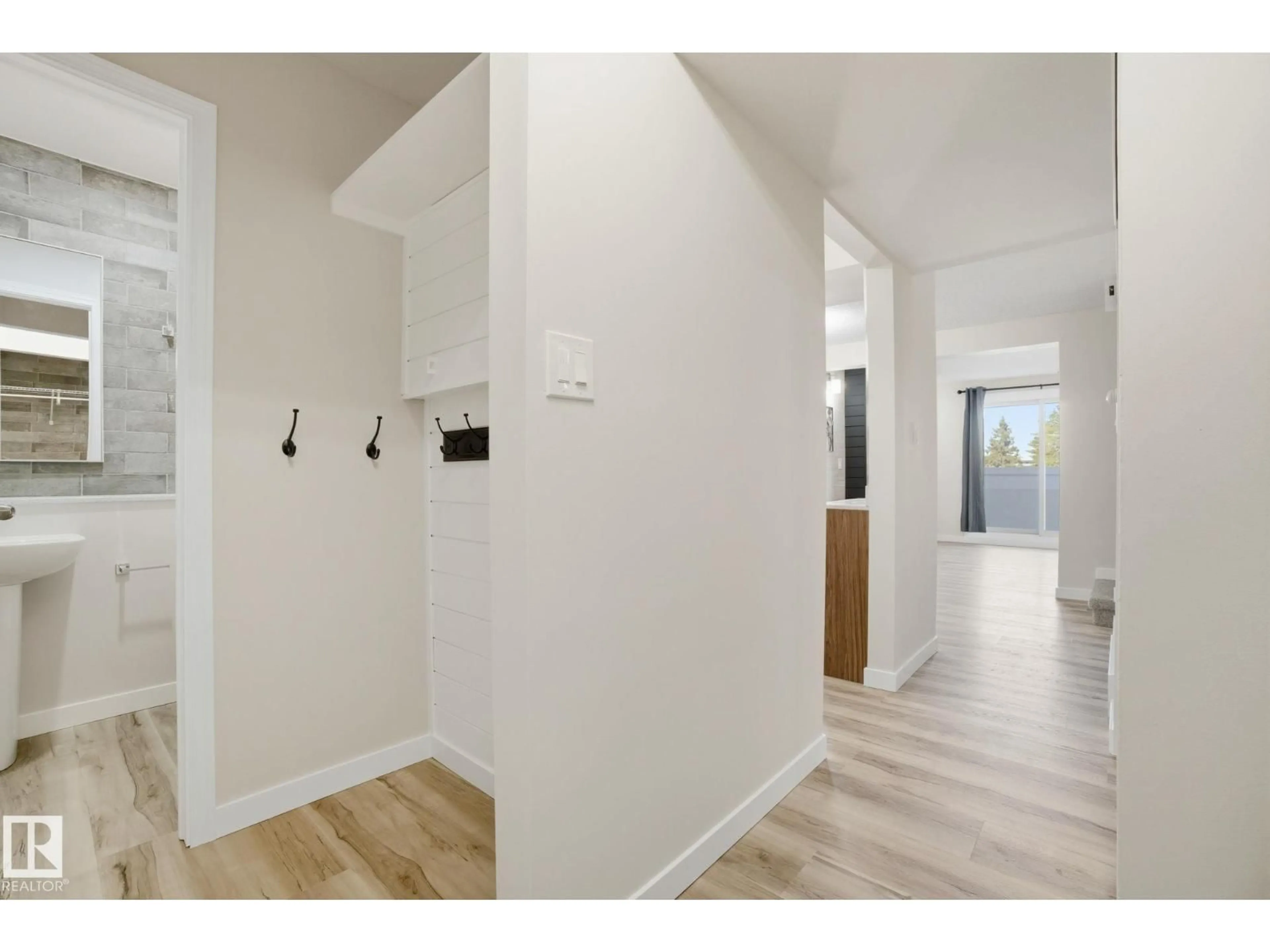 Indoor entryway for 71 LANCASTER TC, Edmonton Alberta T5X5S5