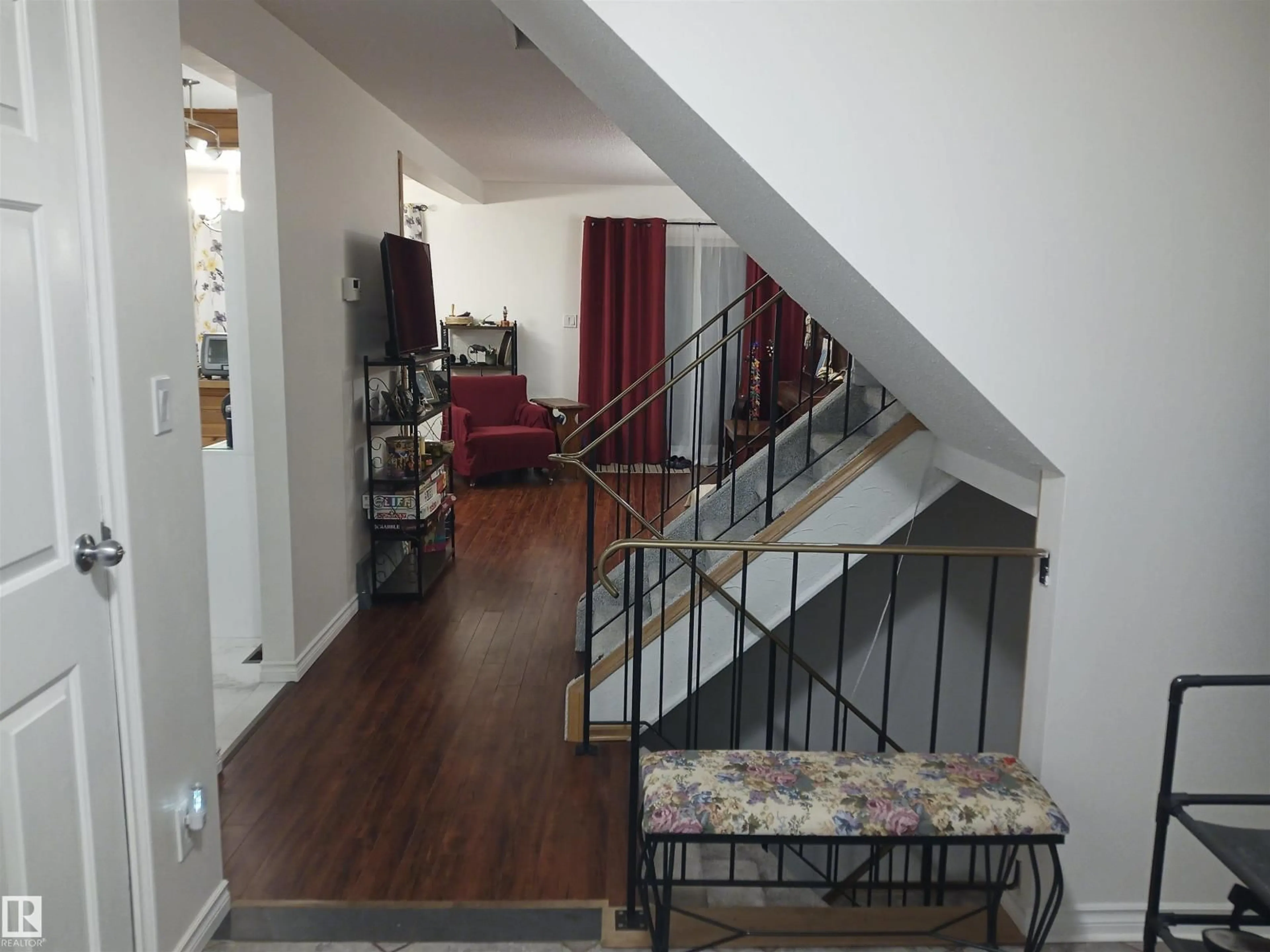 Indoor foyer for NW - 3254 130A AV, Edmonton Alberta T5A3K3