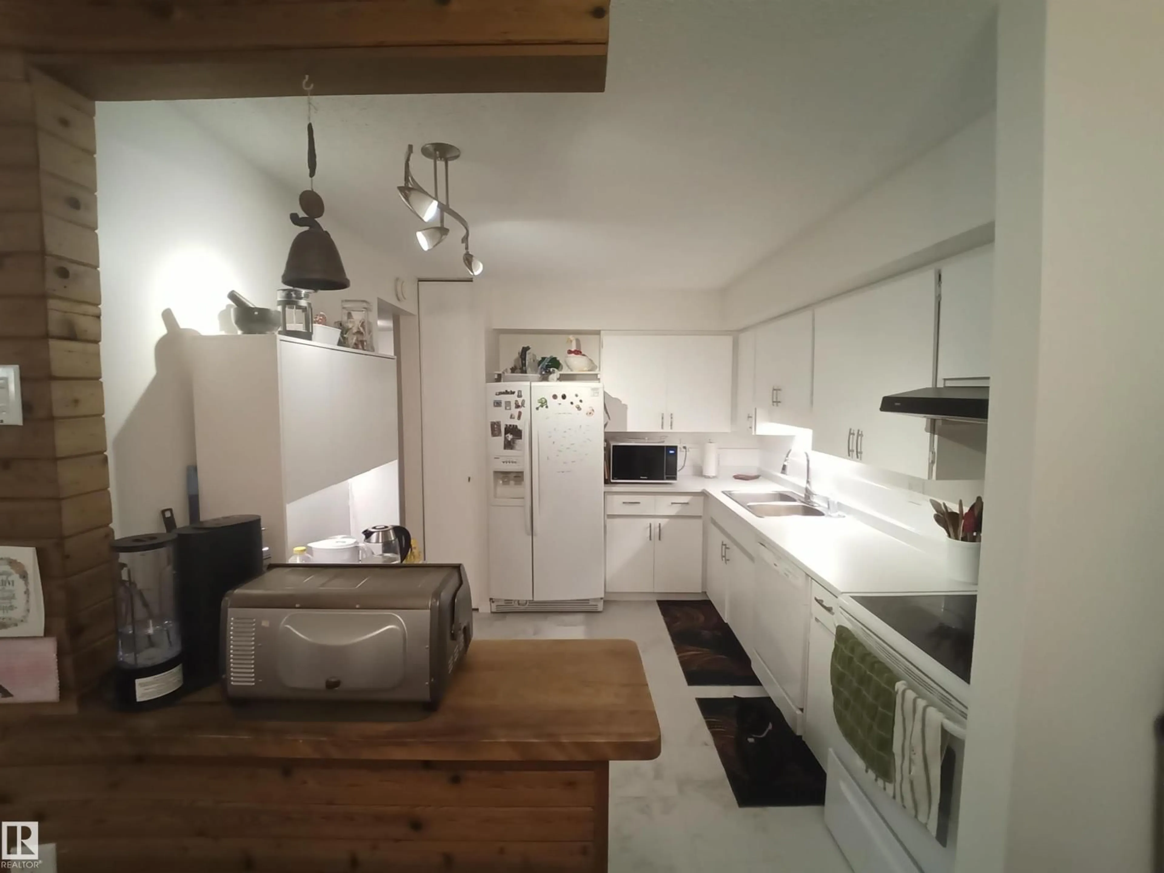 Standard kitchen, unknown for NW - 3254 130A AV, Edmonton Alberta T5A3K3