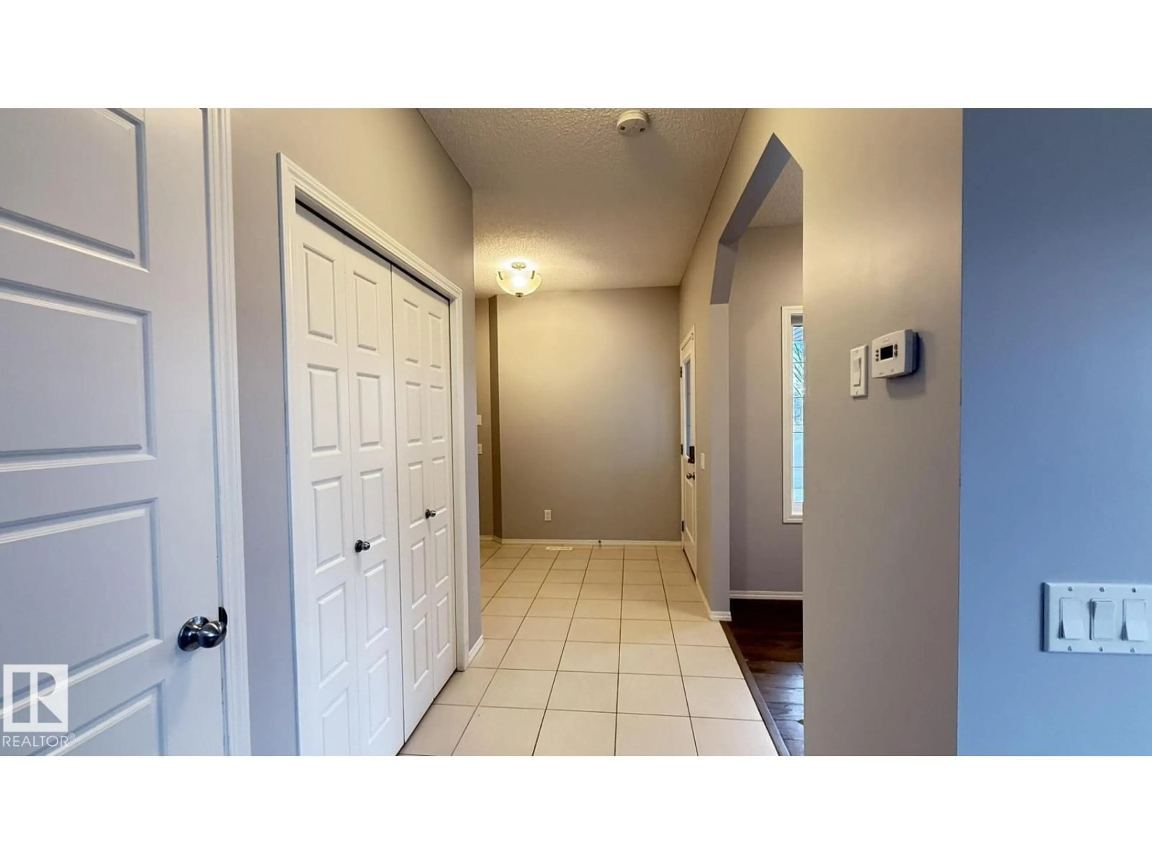 Indoor entryway for 7185 CARDINAL WY, Edmonton Alberta T6W2Y3