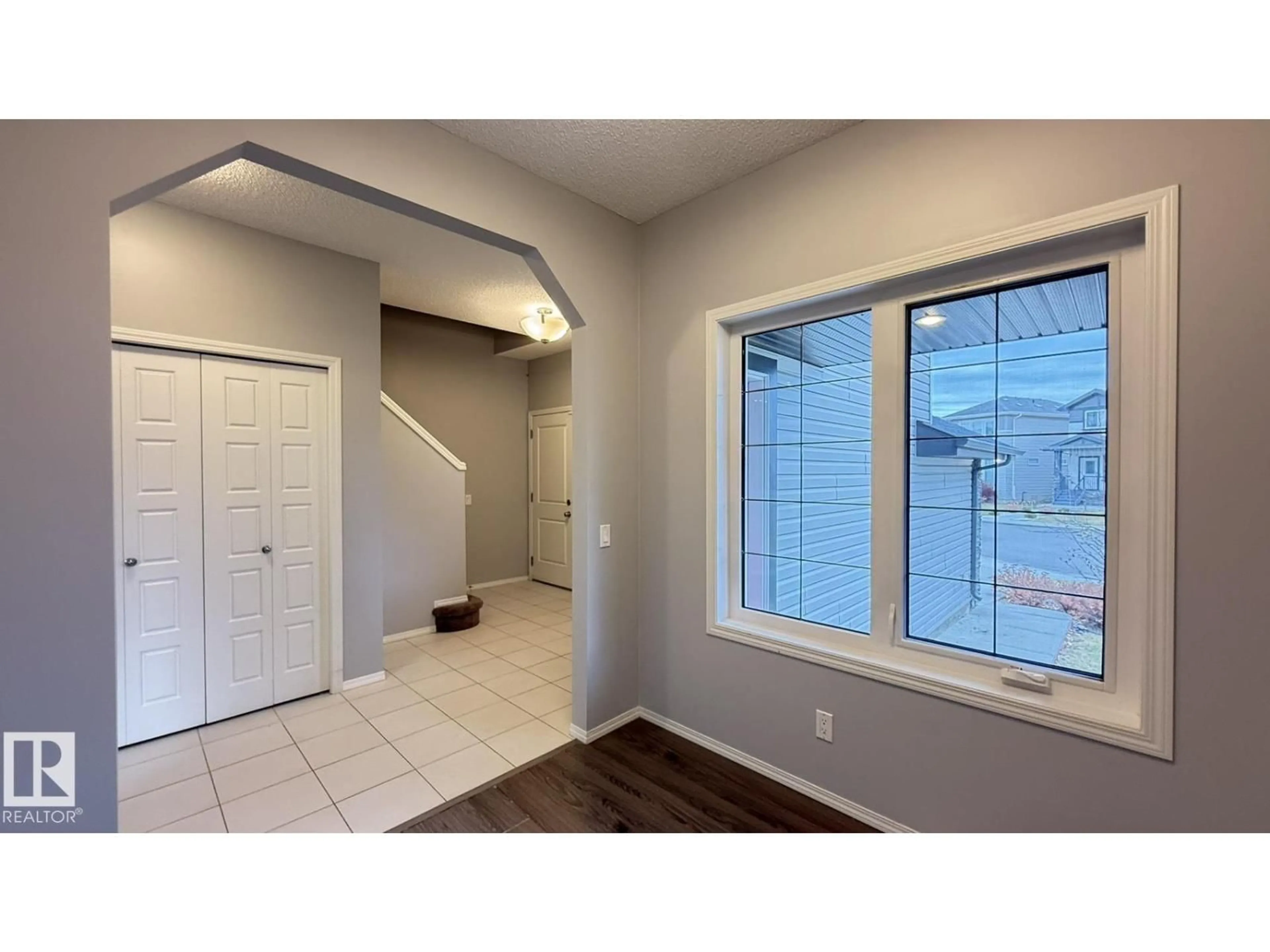 Indoor entryway for 7185 CARDINAL WY, Edmonton Alberta T6W2Y3