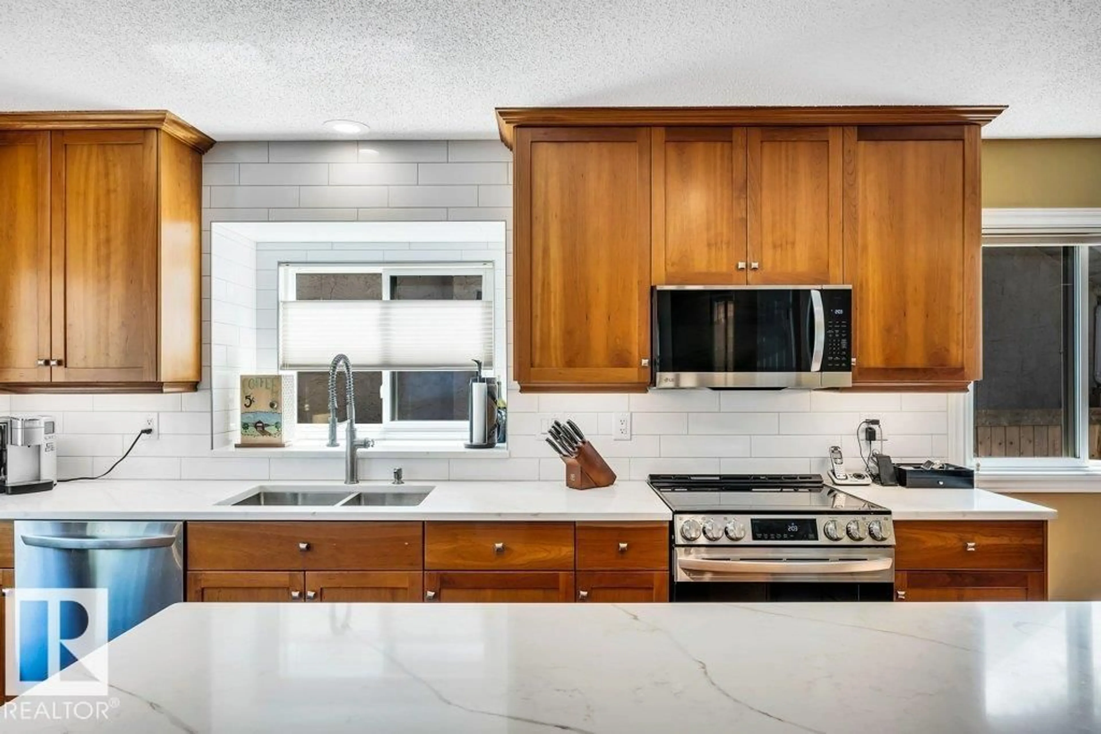 Contemporary kitchen, ceramic/tile floor for NW - 15419 78 ST, Edmonton Alberta T5Z2S8