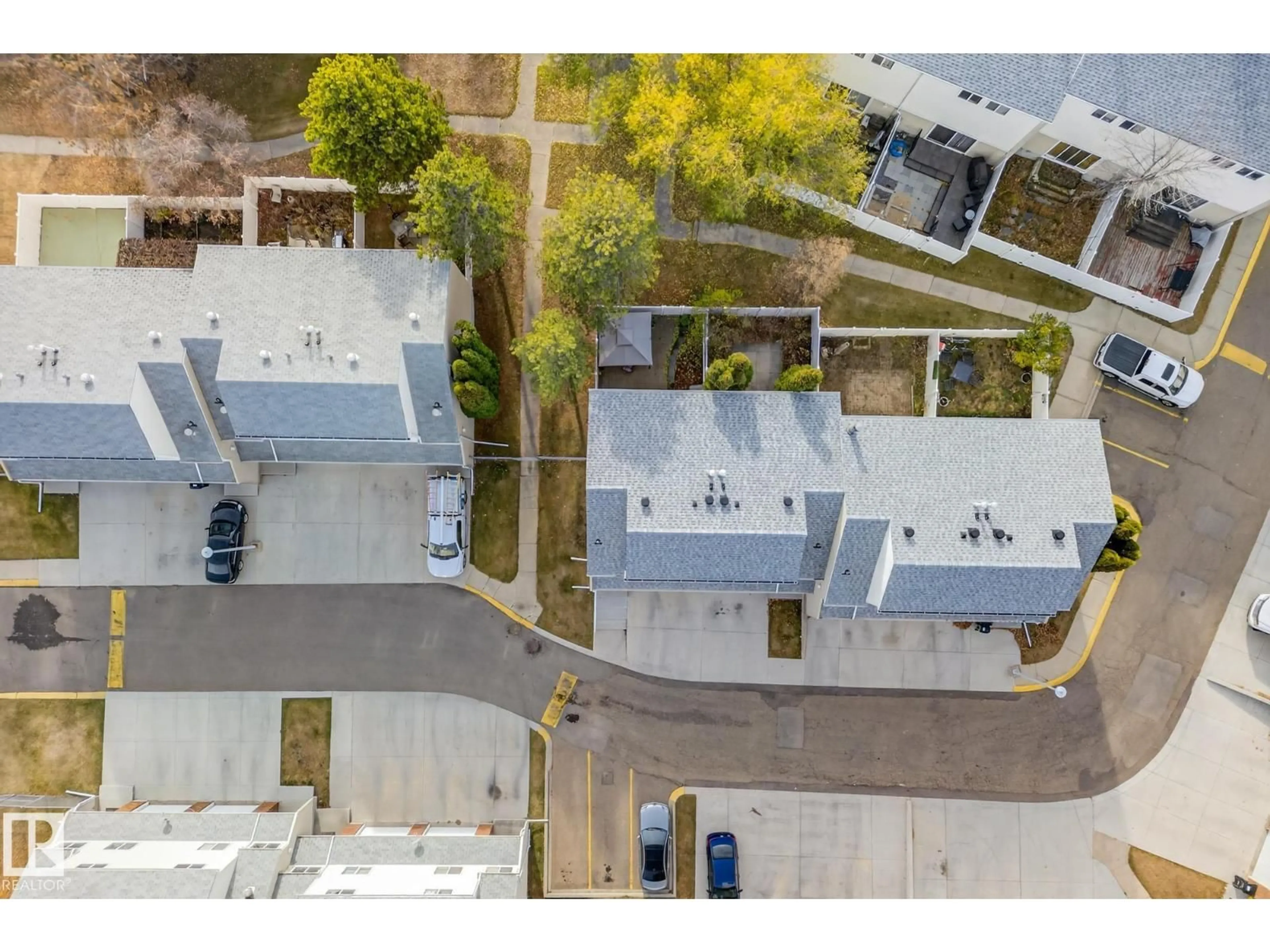 A pic from outside/outdoor area/front of a property/back of a property/a pic from drone, street for 14624 52 ST, Edmonton Alberta T5A3M7