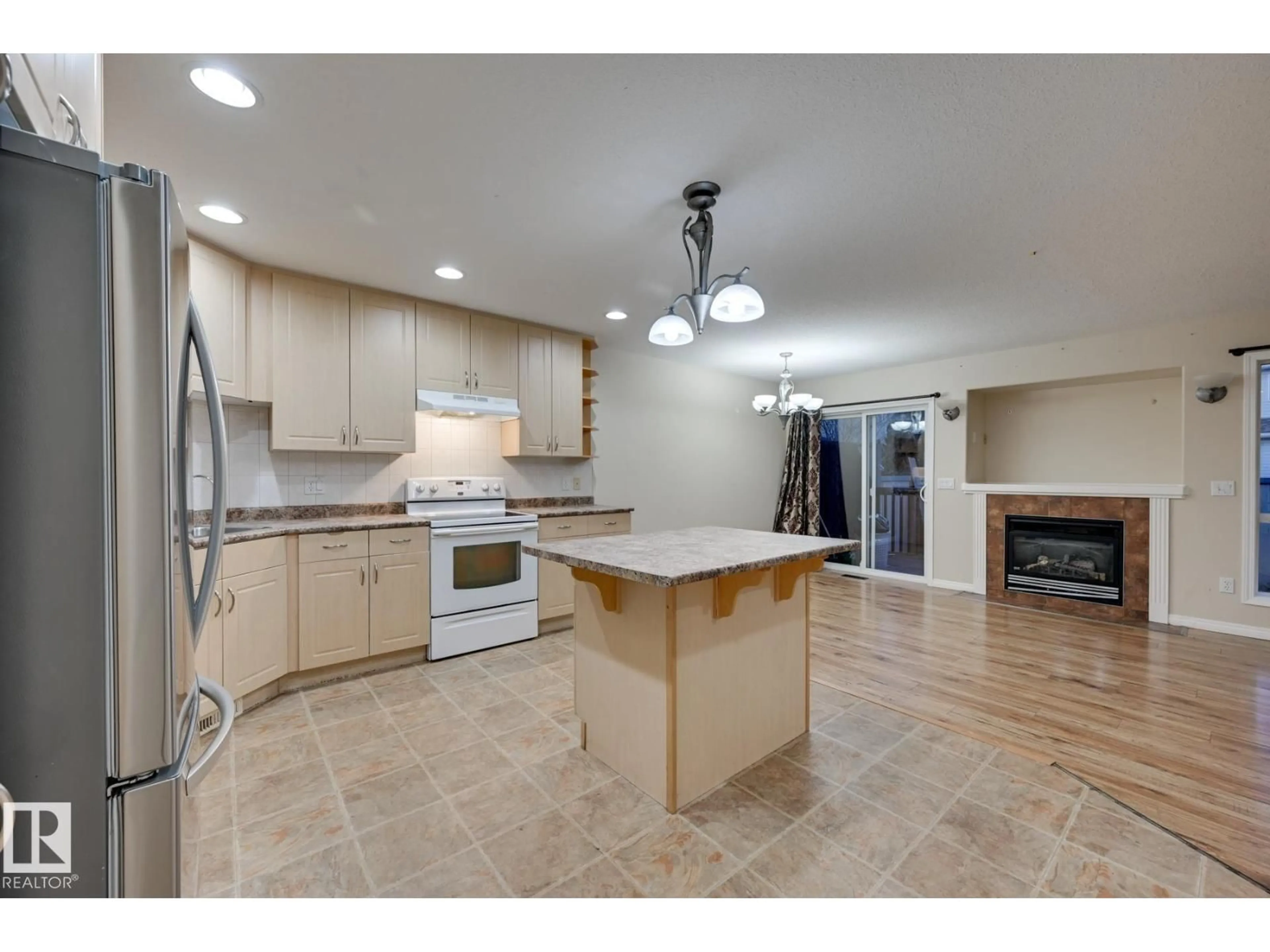 Open concept kitchen, ceramic/tile floor for 9919 102, Morinville Alberta T8R1V9