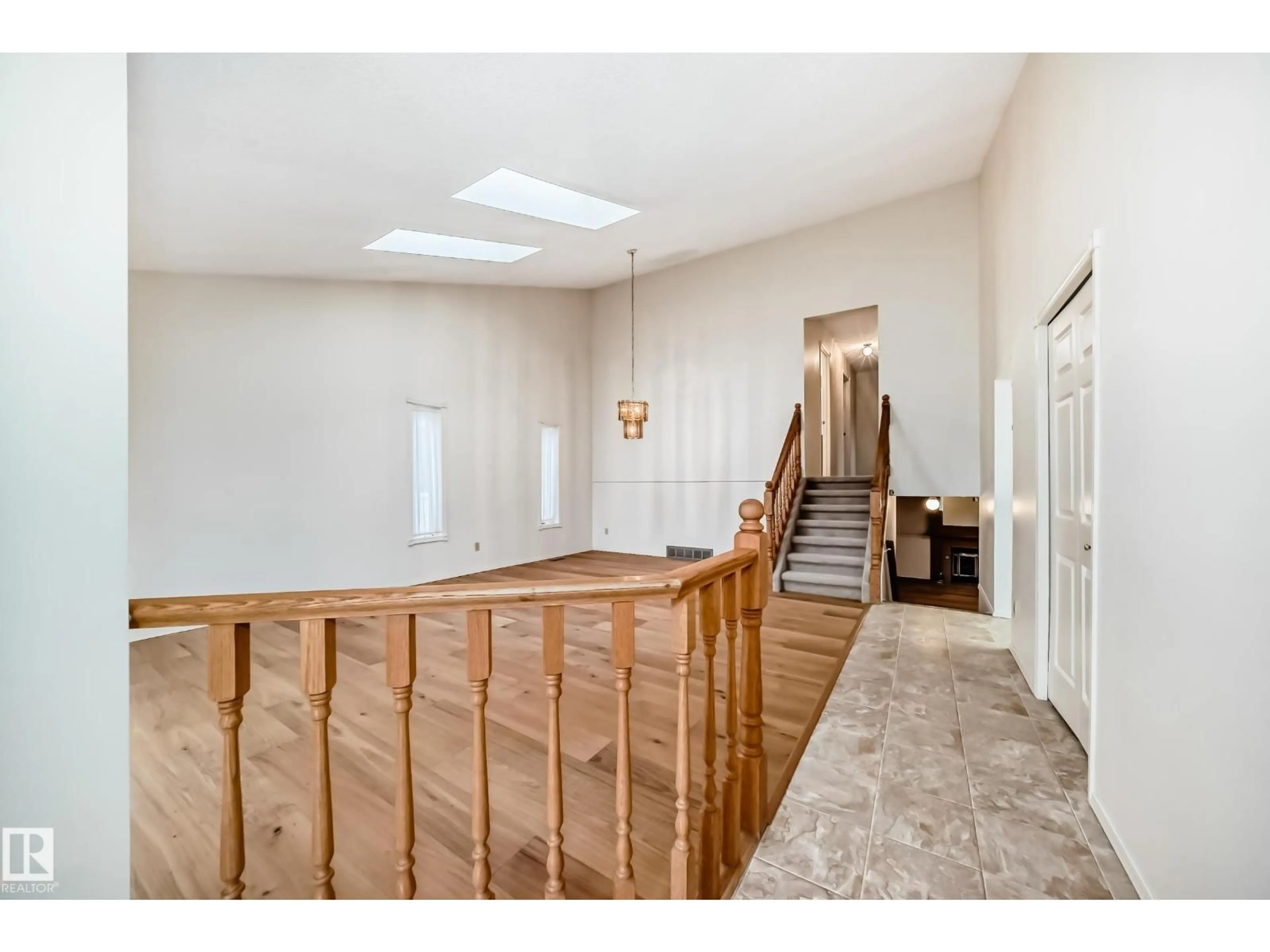 Indoor foyer for 10407 40 AV, Edmonton Alberta T6J6L1