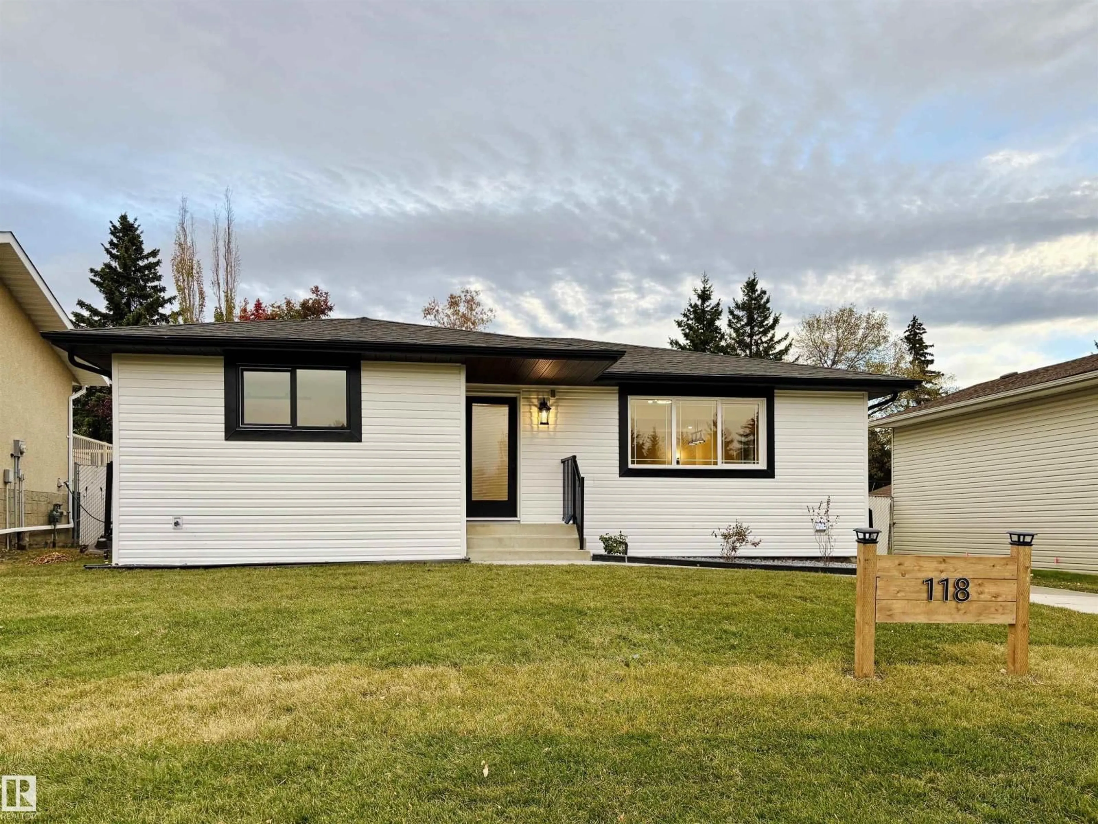 Home with vinyl exterior material, street for 118 GEORGIAN WY, Sherwood Park Alberta T8A2W2