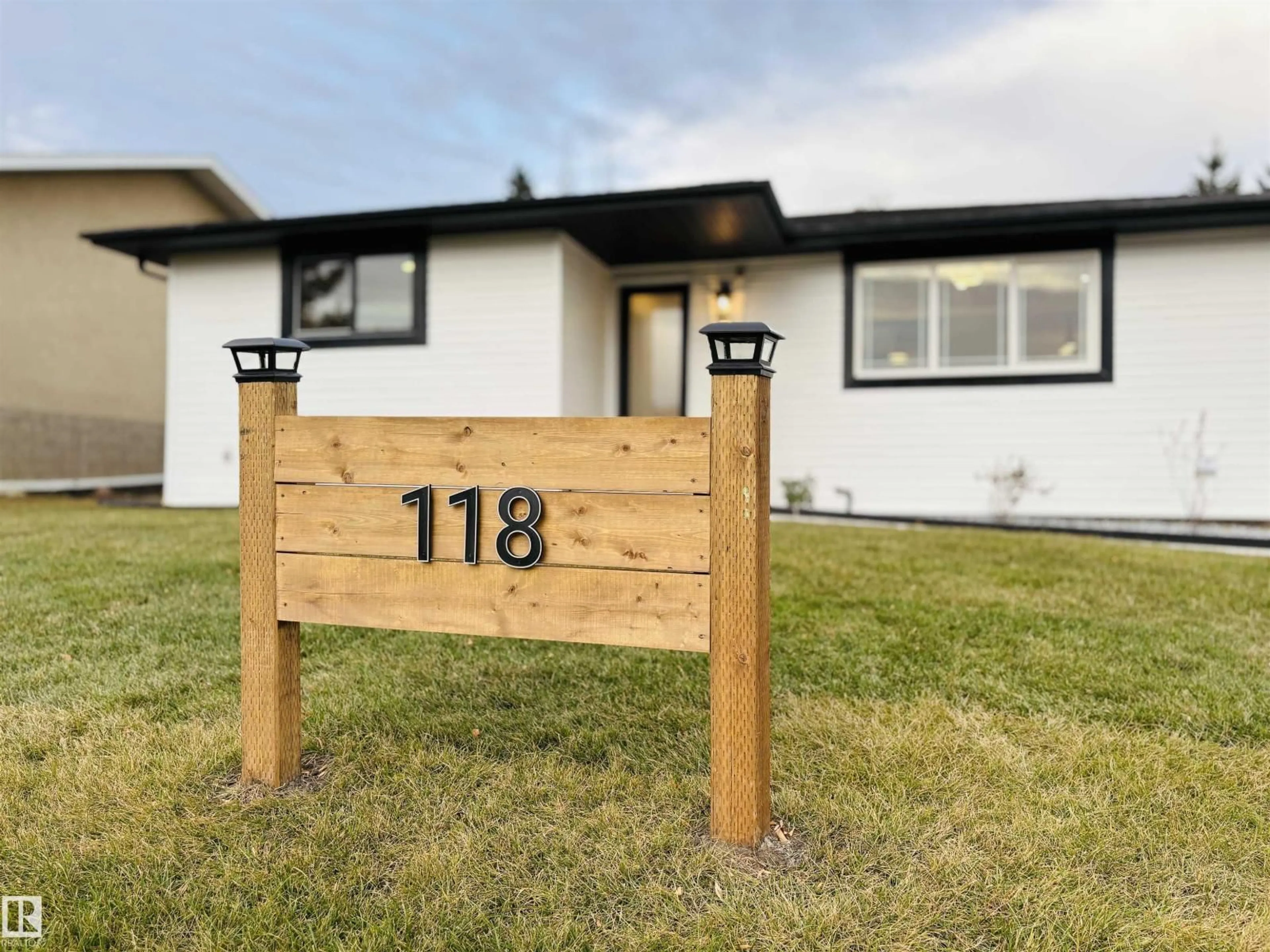 Home with vinyl exterior material, street for 118 GEORGIAN WY, Sherwood Park Alberta T8A2W2