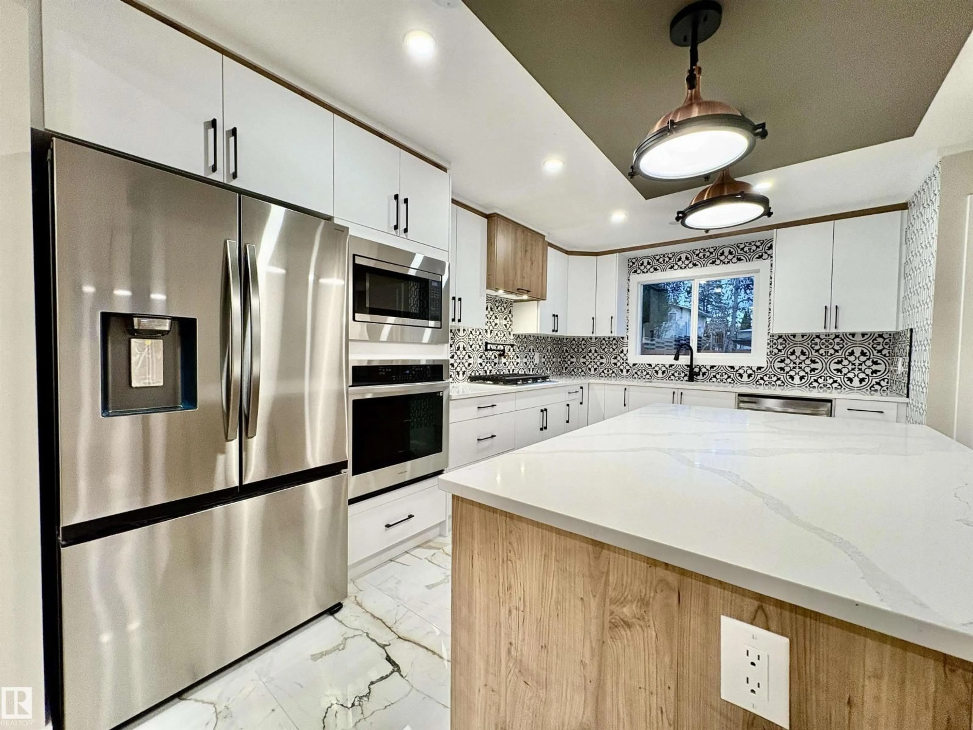 Contemporary kitchen, ceramic/tile floor for 118 GEORGIAN WY, Sherwood Park Alberta T8A2W2