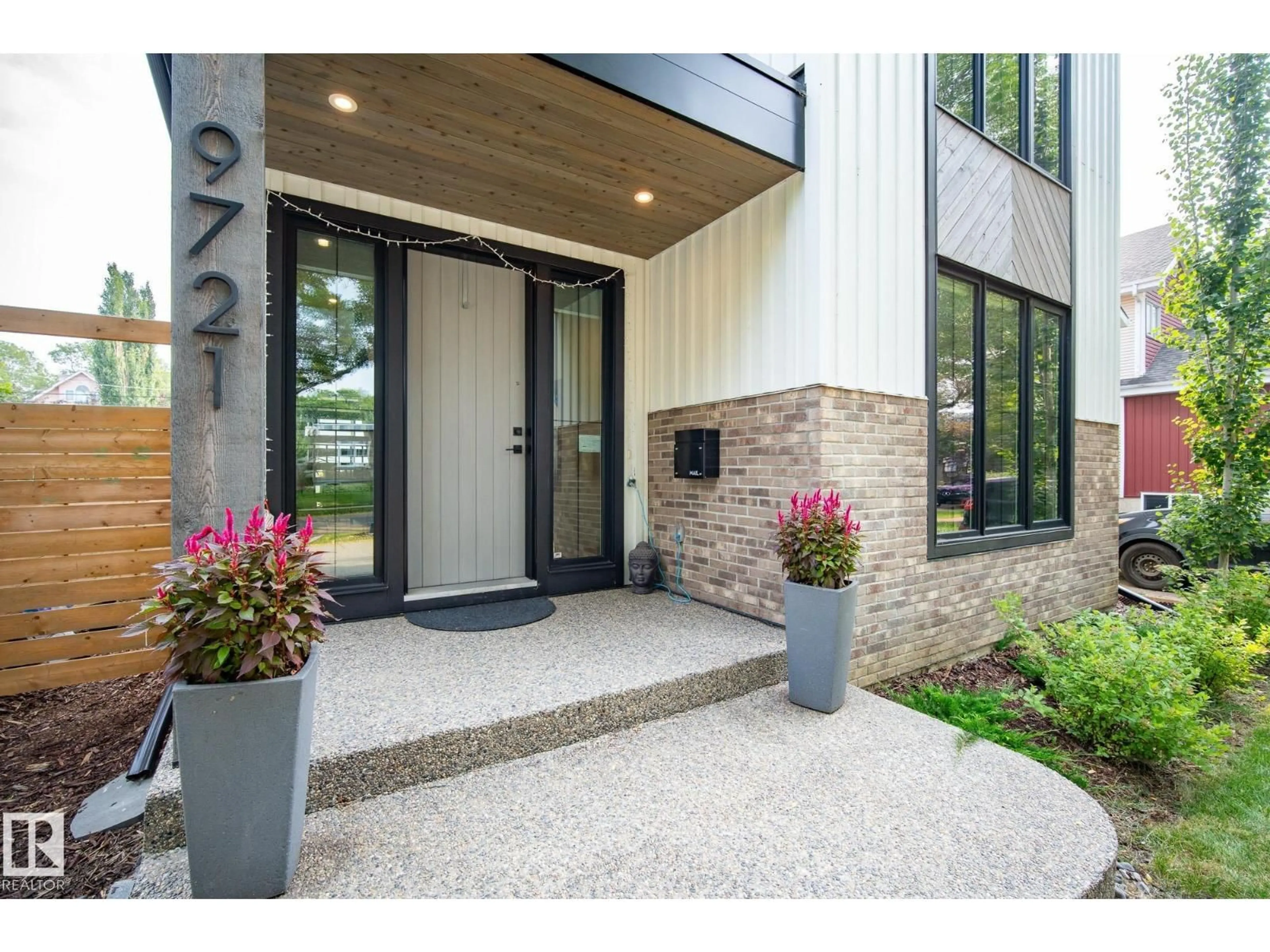 Indoor entryway for 9721 96 ST, Edmonton Alberta T6C3Z4
